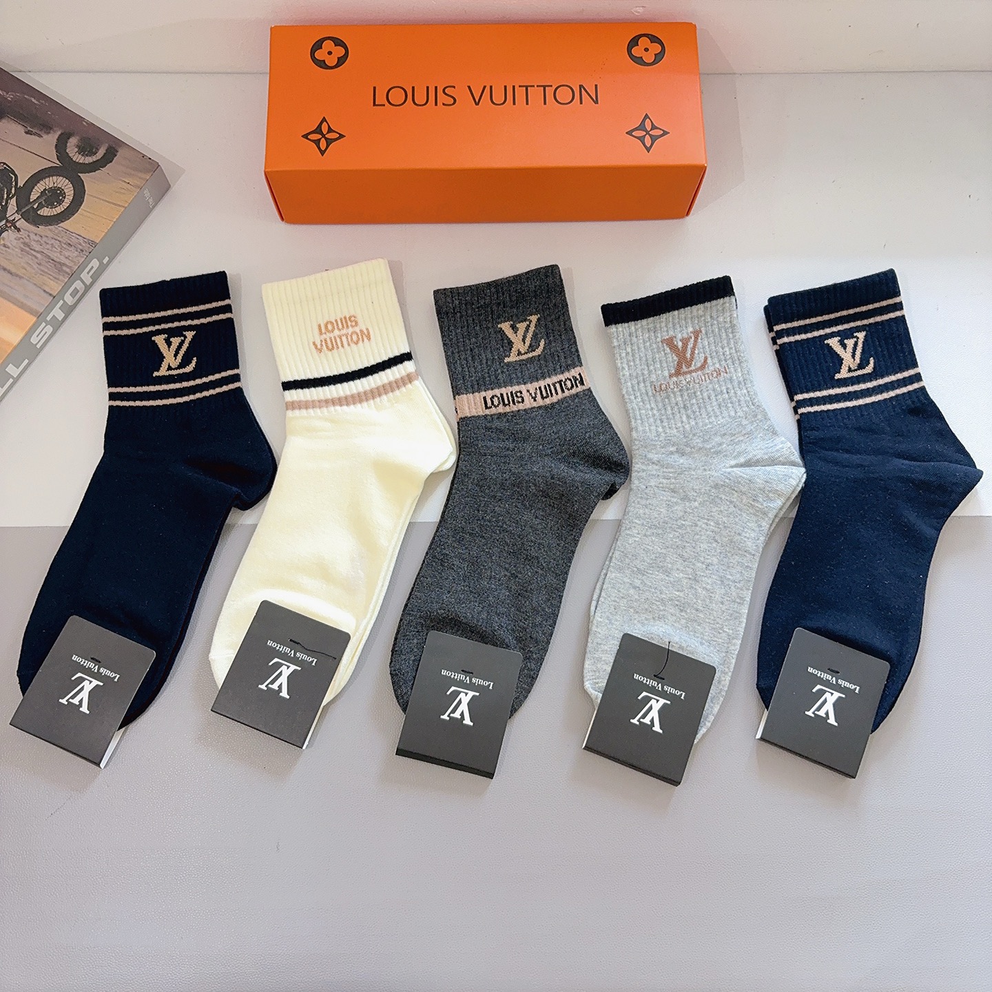 NO:702353,Comes with packaging (5 pairs in a box) LV Louis Vuitton super popular men's mid-calf socks, pure cotton fabric, a must-have for fashionistas, personalized, fashionable and versatile!  You deserve it! Super soft material, comfortable and breathable!  socks, stockings, socks, louis vuitton, louis vuitton, socks19860909配包装（一盒5双） LV 路易威登 超火爆男款中筒袜子、纯棉面料,潮人必备款,个性时尚百搭款,！你值得拥有哦超柔软材质,舒适透气！袜子,丝袜,袜子,louis vuitton,louis vuitton,socks,accessory