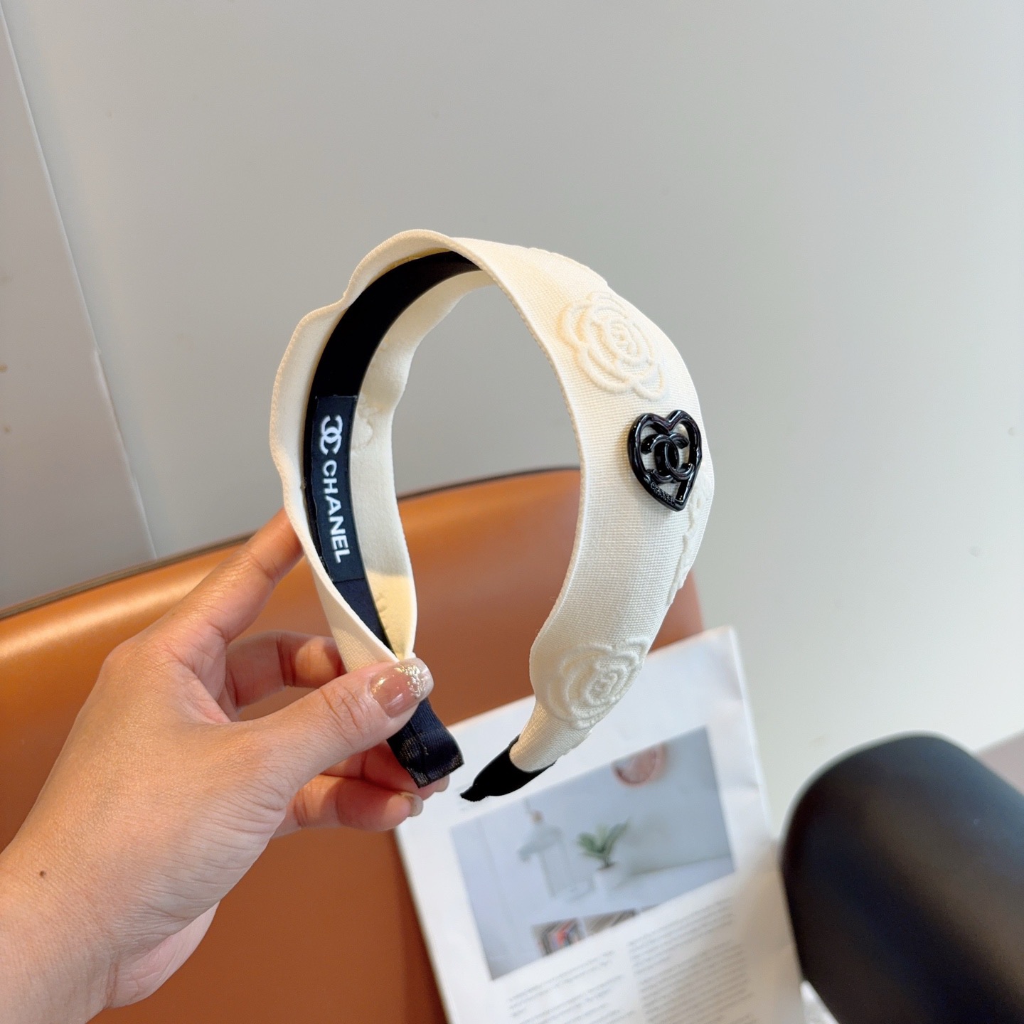 NO:702990,Comes with packaging CHANEL (Chanel) new camellia headband, retro headband, with high-end materials, comfortable to wear, fashionable and versatile!  hairpins,hairpins,chanel,chanel,hairpins19860909配包装 CHANEL（香奈儿）新款山茶花发箍,复古头箍,搭配高端材质,佩戴舒适 时尚百搭款！发夹,发夹,chanel,chanel,hairpins,accessory