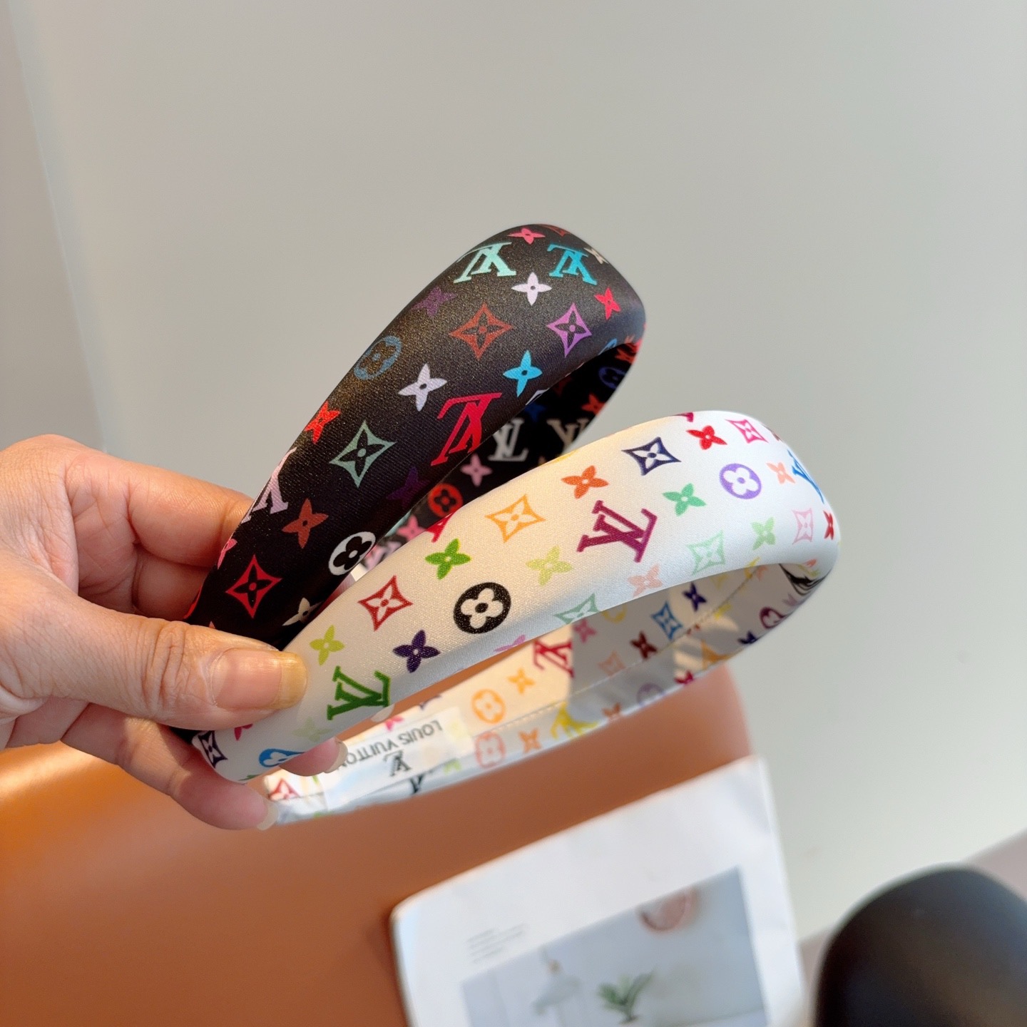 NO:702994,Comes with packaging LV Louis Vuitton classic new headband, fashionable and cute wide-brimmed headband, the latest model from the counter is fashionable and versatile, a must-have for goddesses!  hairpins,hairpins,louis vuitton,louis vuitton,hairpins19860909配包装 LV 路易威登 经典新款发箍,时尚可爱宽边头箍,专柜最新款来袭时尚百搭,女神必入 ！发夹,发夹,louis vuitton,louis vuitton,hairpins,accessory