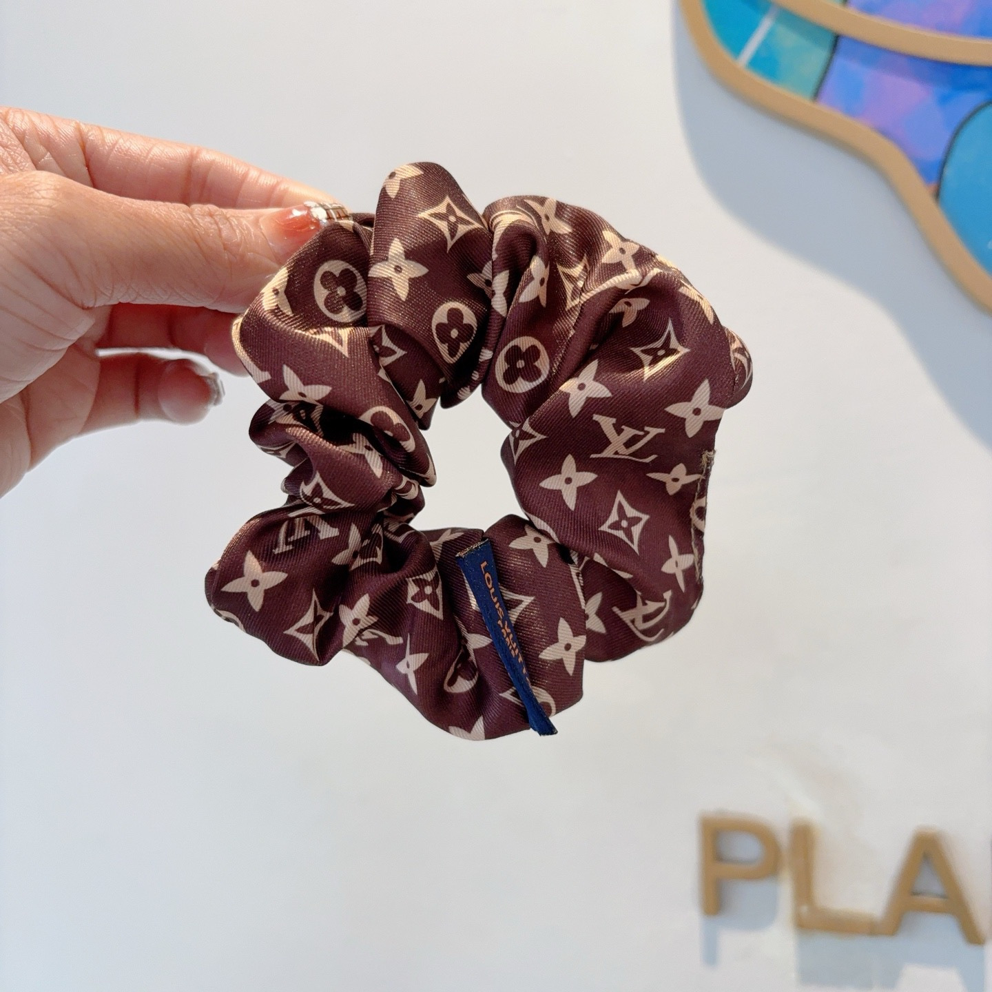 NO:702996,Comes with packaging: LV (Louis Vuitton) Internet celebrity's popular silk hair tie, exquisite intestinal loop rubber band, comfortable and stress-free to wear, a must-have for styling!  Very fashionable and versatile!  A must-have item for a goddess, super exquisite! Lady style. Hairpins, hairpins, louis vuitton, louis vuitton, real silk, hairpins19860909配包装 LV（路易威登）网红爆款真丝发圈,精致肠圈皮筋,佩戴舒适无压力,造型搭配必备！非常时尚百搭！女神必备单品,超级精致哦!名媛范儿.发夹,发夹,louis vuitton,louis vuitton,real silk,hairpins,accessory