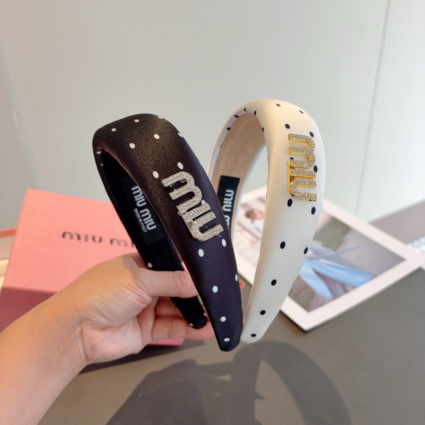 NO:702998,Comes with packaging miumiu new polka dot sponge headband, metal letter logo headband!  Specially made fabrics are simple and stylish, classic and versatile, girly style hair accessories, hairpins, hairpins, miumiu, hairpins19860909配包装 miumiu 缪缪 新款波点海绵发箍,金属字母logo头箍！特制面料简约洋气显质感、经典百搭少女风发饰发夹,发夹,miumiu,hairpins,accessory