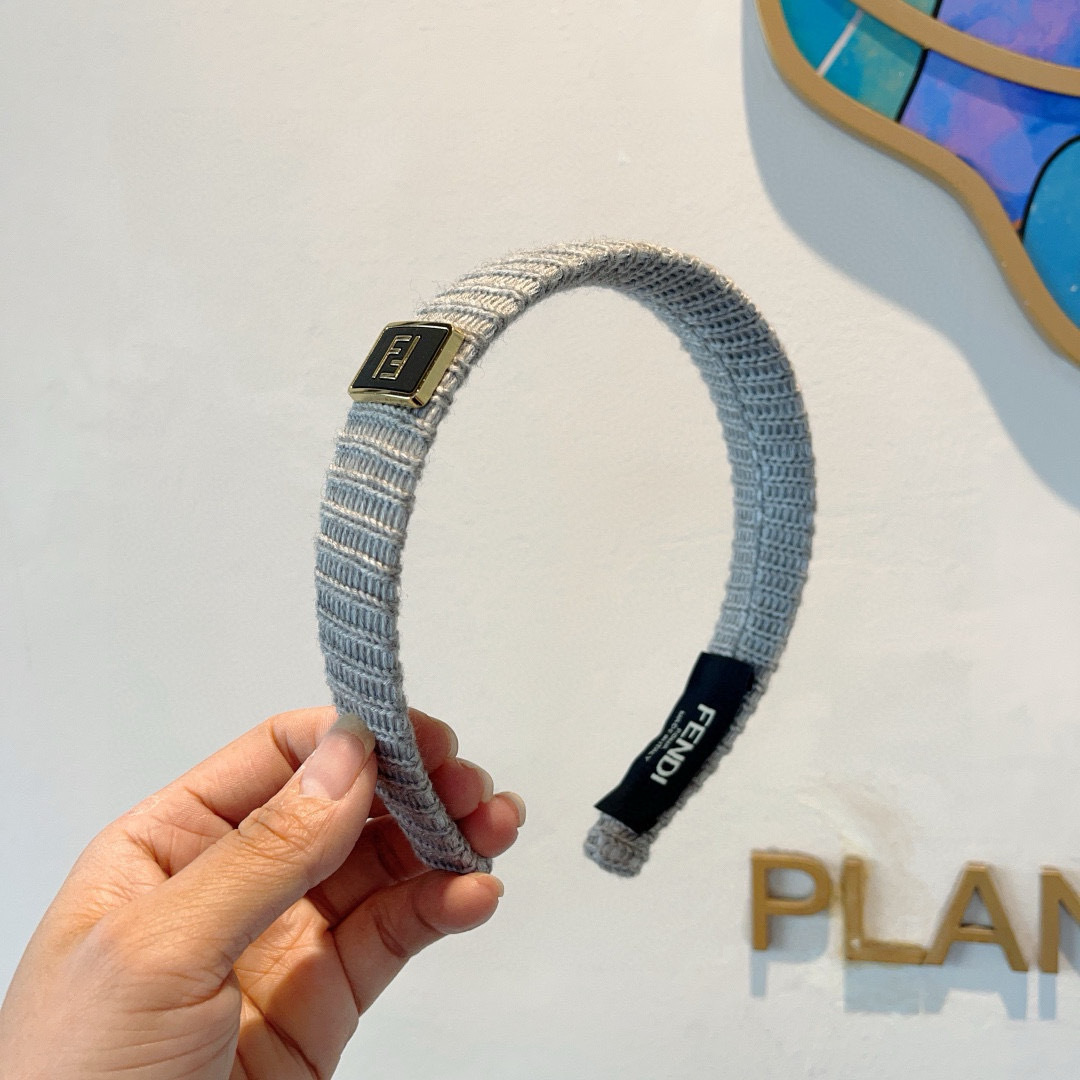 NO:703000,Comes with packaging FENDI Fendi's popular autumn and winter knitted wool headband, retro headband, simple and versatile, a must-have for trendy women, super classy!  hairpins,hairpins,fendi,fendi,hairpins19860909配包装 FENDI 芬迪 火爆秋冬款针织毛线发箍,复古头箍,简约百搭,潮女必备品,超级的高大上！发夹,发夹,fendi,fendi,hairpins,accessory