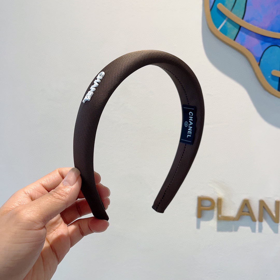 NO:702987,Comes with packaging CHANEL (Chanel) latest small fragrance headband, new large face-showing small headband, recommended by Internet celebrities. Paired with high-end double Clogo, super exquisite, fashionable and versatile!  hairpins,hairpins,chanel,chanel,hairpins19860909配包装 CHANEL（香奈儿）最新款小香发箍,新品巨显脸小头箍,网红爆款推荐 搭配高端双Ｃlogo ,超精致时尚百搭！发夹,发夹,chanel,chanel,hairpins,accessory