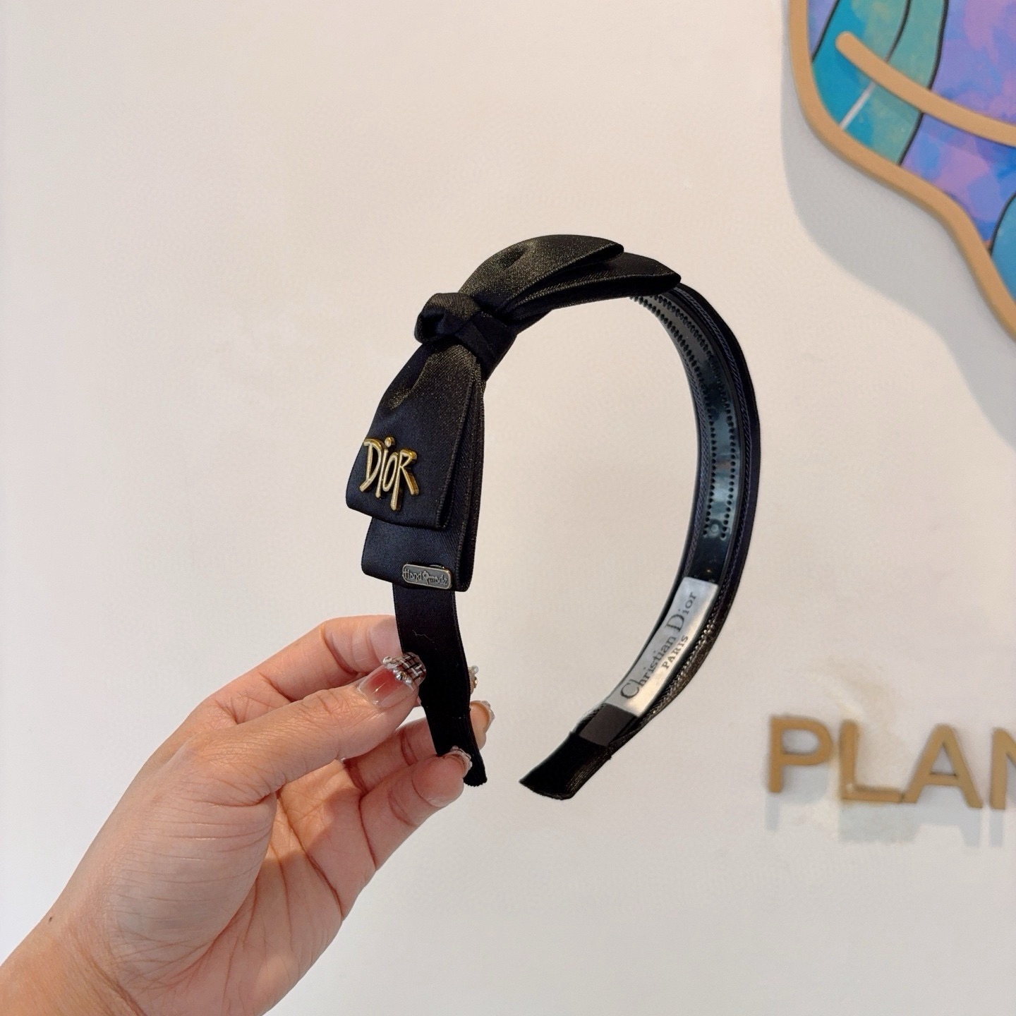 NO:702991,Comes with packaging Dior (Dior) new wide-brimmed high-end big-brand headband, Internet celebrity popular toothed anti-slip headband, let your charm bloom. Fresh and ladylike style makes fashion easier. Hairpins, hairpins, dior, dior, hairpins19860909配包装 Dior（迪奥） 新款宽边高级感大牌发箍, 网红爆款带齿防滑头箍、让你的魅力绽放 清新淑女范让时尚更简单.发夹,发夹,dior,dior,hairpins,accessory