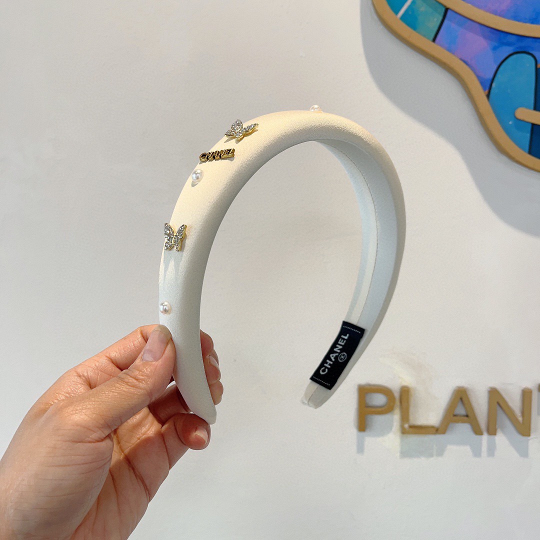 NO:702993,Comes with packaging CHANEL (Chanel) new exquisite letter headband, retro Internet celebrity popular headband with high-end materials, ultra-exquisite, fashionable and high-end versatile style. Hairpins, hairpins, chanel, chanel, hairpins19860909配包装 CHANEL（香奈儿）新款精美字母发箍,复古网红爆款头箍 搭配高端材质,超精致,时尚高级感百搭款.发夹,发夹,chanel,chanel,hairpins,accessory