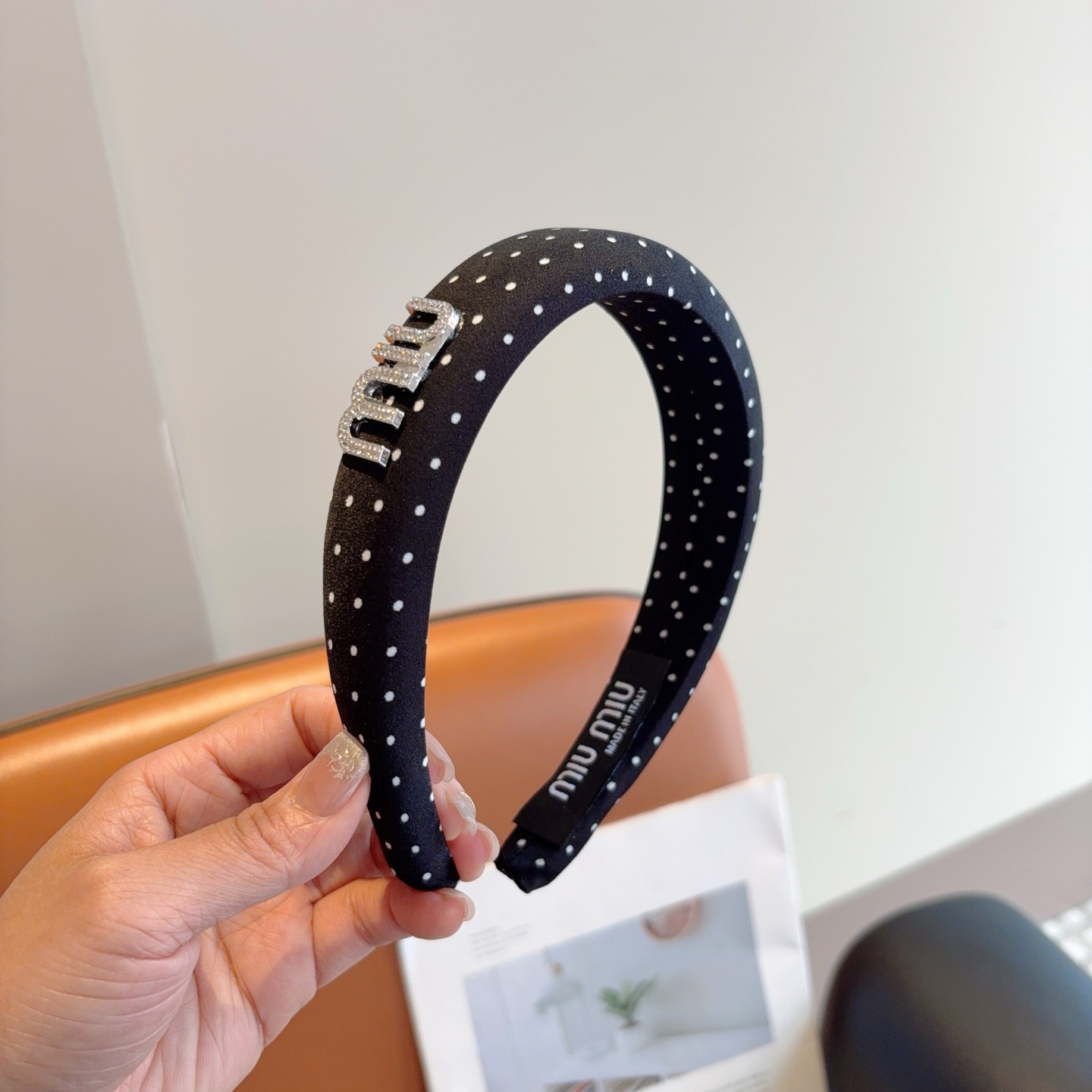 NO:702997,Comes with packaging miumiu new polka dot sponge headband, metal letter logo headband!  Specially made fabrics are simple and stylish, classic and versatile, girly style hair accessories, hairpins, hairpins, miumiu, hairpins19860909配包装 miumiu 缪缪 新款波点海绵发箍,金属字母logo头箍！特制面料简约洋气显质感、经典百搭少女风发饰发夹,发夹,miumiu,hairpins,accessory
