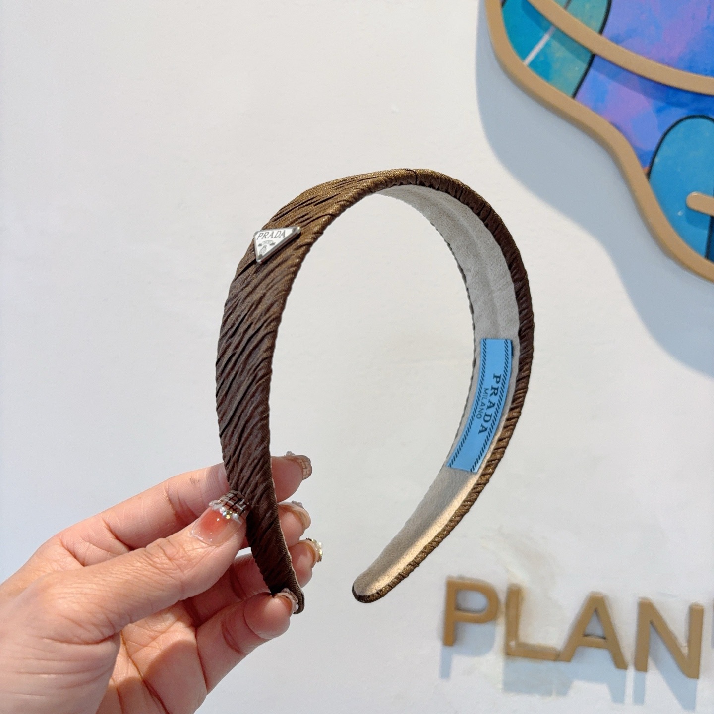 NO:703002,Comes with packaging PRADA (Prada) new trendy letter headband. A must-have item for the goddess of temperament. It is very versatile and fashionable. Wearing it will make you look classy. Hairpins, hairpins, prada, prada, hairpins19860909配包装 PRADA（普拉达）新款潮流字母发箍.气质女神必备单品,非常百搭,时尚潮流, 戴上它满满的高大上.发夹,发夹,prada,prada,hairpins,accessory