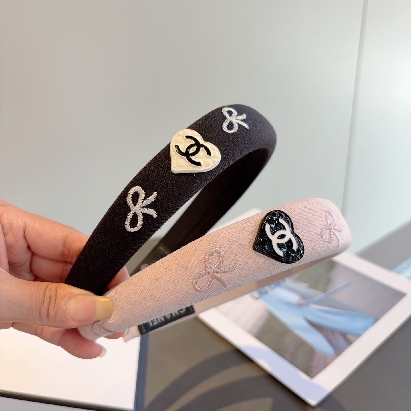 NO:703004,Comes with packaging CHANEL (Chanel) latest small fragrance headband, new large face-showing small headband, recommended by Internet celebrities. Paired with high-end double Clogo, super exquisite, fashionable and versatile!  hairpins,hairpins,chanel,chanel,hairpins19860909配包装 CHANEL（香奈儿）最新款小香发箍,新品巨显脸小头箍,网红爆款推荐 搭配高端双Ｃlogo ,超精致时尚百搭！发夹,发夹,chanel,chanel,hairpins,accessory