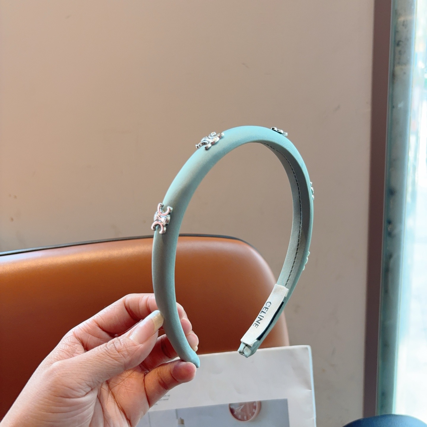 NO:702847,Comes with packaging CELINE (Celine) fashionable Internet celebrity new hairband, small headband that shows your face. Comfortable and stress-free to wear, high-end and very fashionable when going out. Hairpins, hairpins, celine, celine, hairpins19860909配包装 CELINE（赛琳）时尚网红新款发箍,显脸小头箍 佩戴舒适无压力,高级感外出非常时尚百搭发夹,发夹,celine,celine,hairpins,accessory