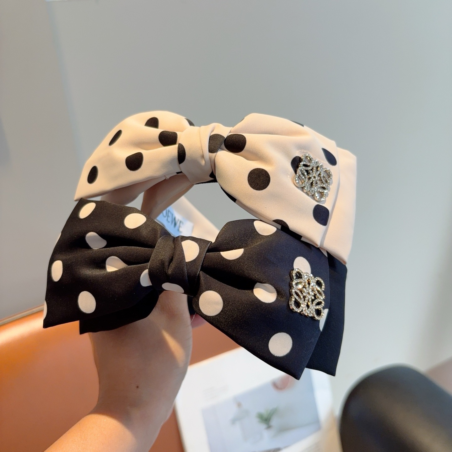 NO:702850,With packaging, LOEWE's new bow polka dot headbands are specially made of fabric headbands, and the latest styles from top internet celebrities are here!  Fresh and ladylike style makes fashion simpler!  hairpins,hairpins,loewe,loewe,hairpins19860909配包装 LOEWE（罗意威）新款蝴蝶结波点发箍特供面料头箍、尖端网红最新款来袭 ！ 清新淑女范让时尚更简单！发夹,发夹,loewe,loewe,hairpins,accessory