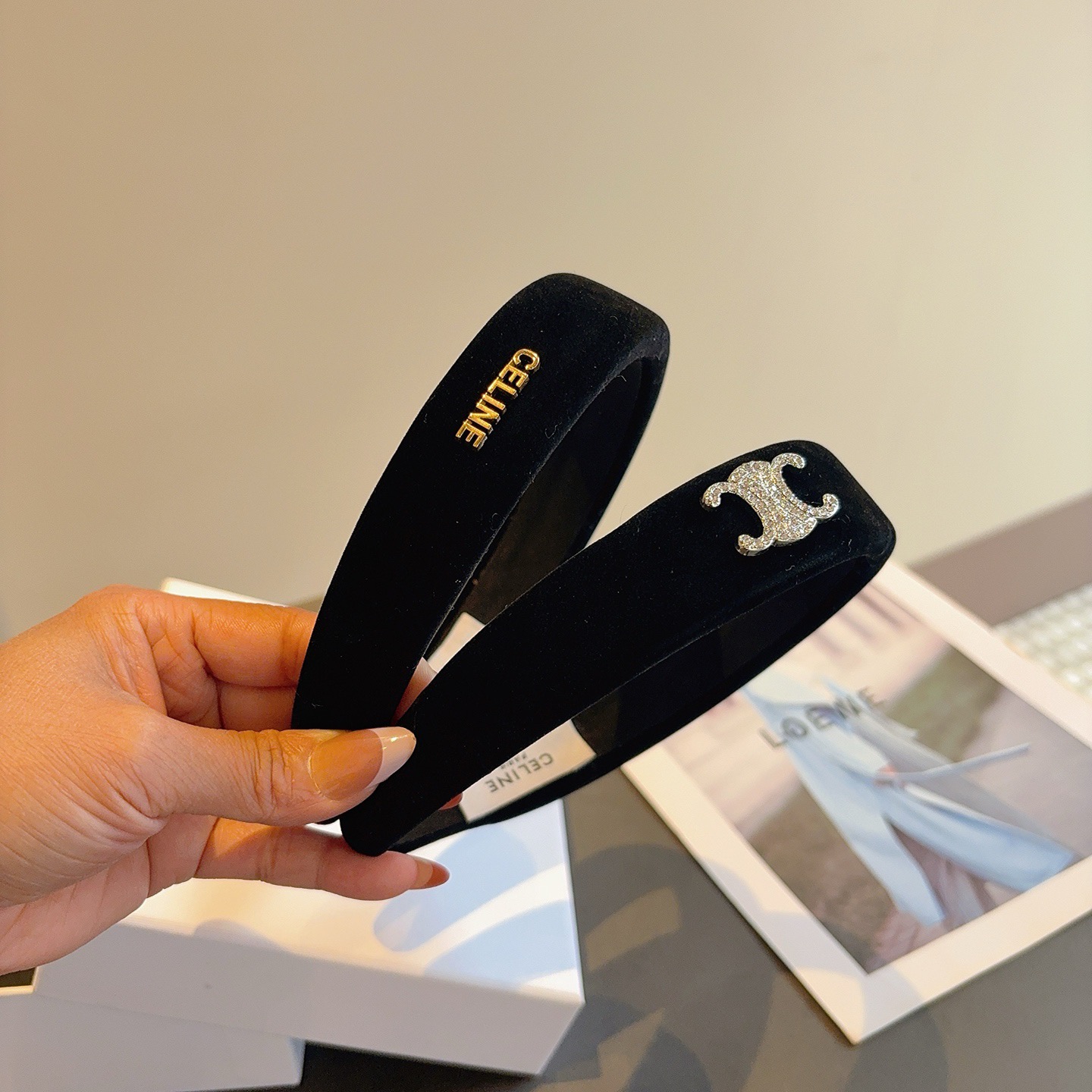 NO:702852,Comes with packaging CELINE's new autumn and winter flocked headband, comfortable and stress-free to wear, a must-have for styling!  Fashionable and versatile hair accessories for going out!  hairpins,hairpins,celine,celine,hairpins19860909配包装 CELINE（赛琳）新品秋冬植绒发箍,佩戴舒适无压力,造型搭配必备！时尚外出百搭款发饰！发夹,发夹,celine,celine,hairpins,accessory