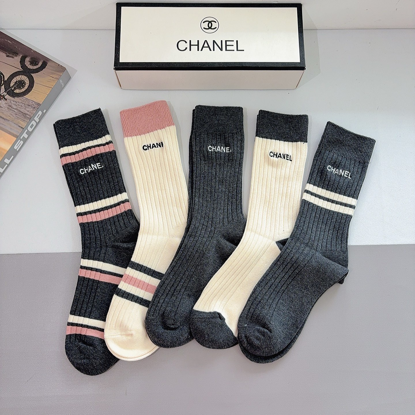 NO:702357,Comes with packaging (5 pairs in a box) CHANEL Chanel's new embroidered double-needle stockings, classic letter logo boat socks, personalized, fashionable and versatile!  Super soft material, comfortable and breathable, fashionable and versatile socks, stockings, socks, chanel, chanel, socks19860909配包装（一盒5双） CHANEL 香奈儿新款刺绣双针长筒袜子 经典字母logo船袜,个性时尚百搭款,！超柔软材质,舒适透气,时尚百搭款 袜子,丝袜,袜子,chanel,chanel,socks,accessory