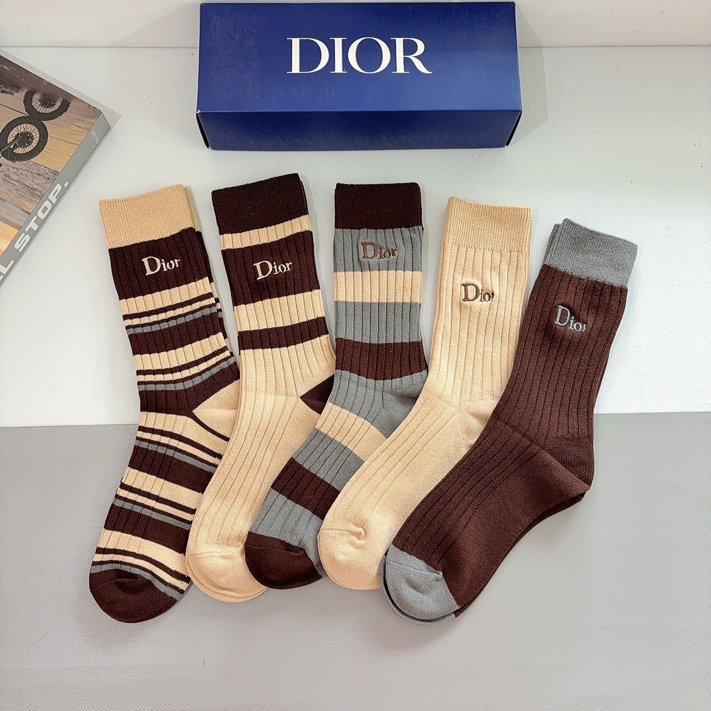 NO:702355,Comes with packaging (5 pairs in a box) Dior’s new classic logo embroidered stockings!  Counter synchronized socks, big brands out on the street, fashionable people must have super easy to match socks, stockings, socks, dior, dior, socks19860909配包装（一盒5双） Dior 迪奥 新款经典logo刺绣长筒袜子！专柜同步袜子,大牌出街,潮人必备超好搭袜子,丝袜,袜子,dior,dior,socks,accessory
