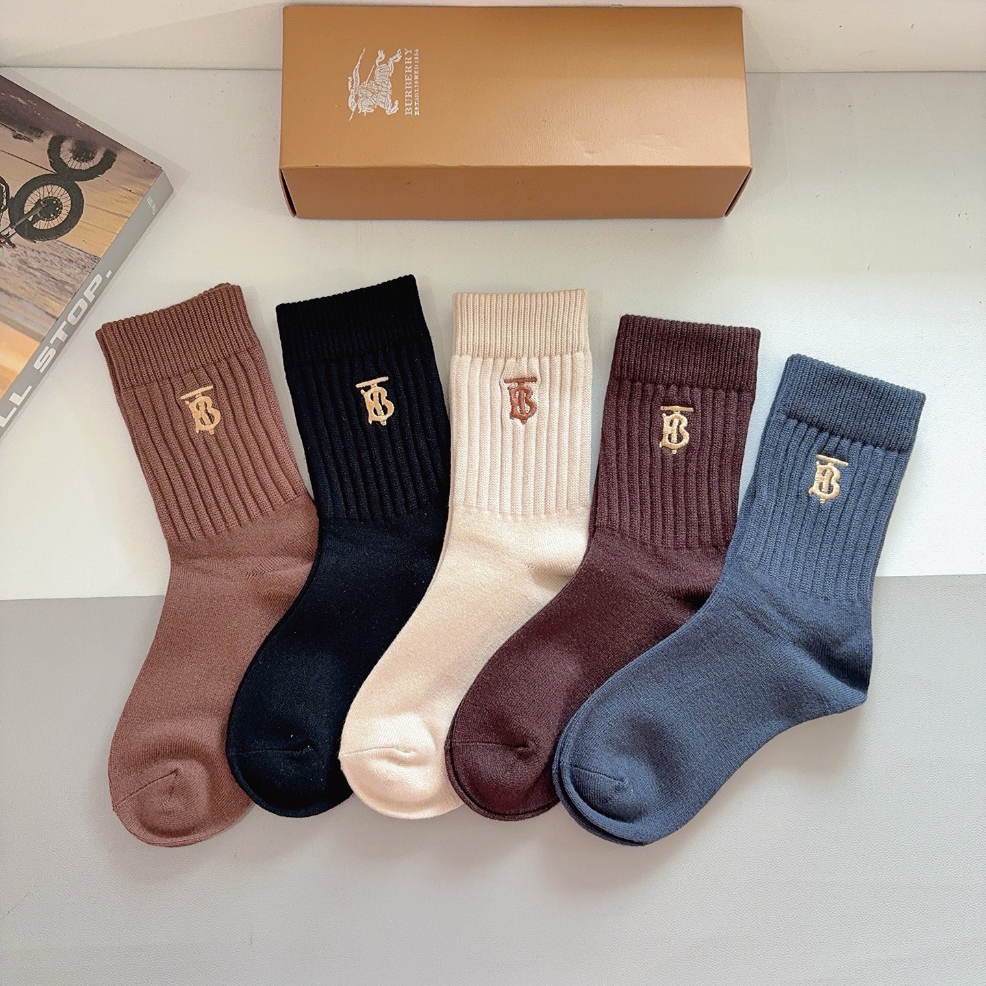 NO:718797,Comes with packaging [5 pairs in a box] BURBERRY (Burberry) high version cashmere embroidered stockings, fashionable counters essential for purchasing stockings, super good with socks, stockings, socks, burberry, burberry, socks19860909配包装【一盒5双】 BURBERRY（巴宝莉）高版本羊绒刺绣长筒袜子潮人必不可少的时尚专柜代购长筒袜子 ,超好搭配袜子,丝袜,袜子,burberry,burberry,socks,accessory
