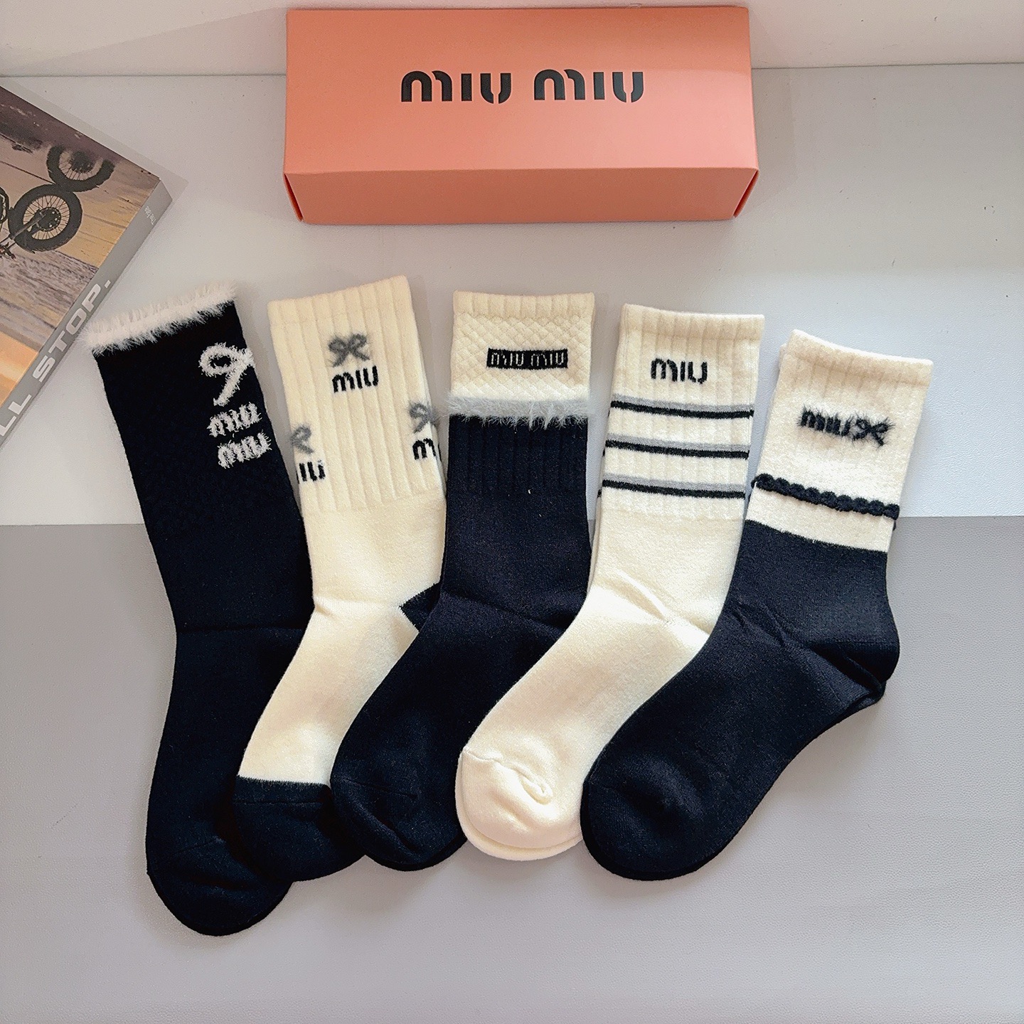 NO:718806,Comes with packaging (5 pairs in a box) miumiu Miu Miu’s new high-version long socks, rabbit velvet material is super soft and comfortable, classic letter pattern logo, big brands are out on the street, a must-have for fashionistas, super easy to match!  socks, stockings, socks, miumiu, socks19860909配包装（一盒5双） miumiu 缪缪 新款高版本长筒袜子、兔绒材质超柔软舒适、经典字母图案logo,大牌出街,潮人必备,超好搭！袜子,丝袜,袜子,miumiu,socks,accessory