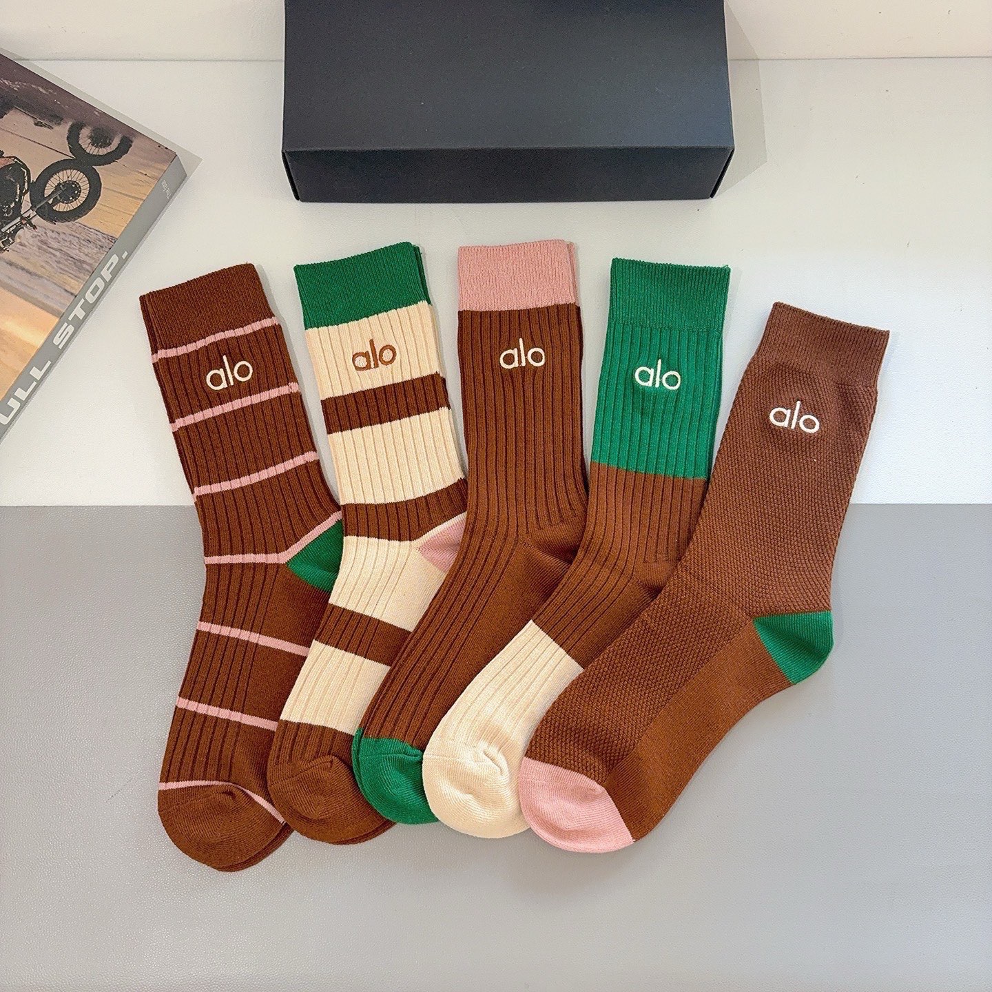 NO:718812,Comes with packaging (5 pairs in a box) alo's new trendy brand double-needle embroidered calf socks, pure cotton fabric, a must-have for fashionistas, personalized, fashionable and versatile, you deserve it Socks, stockings, socks, socks19860909配包装（一盒5双） alo 新款潮牌双针刺绣小腿袜子 纯棉面料,潮人必备 ,个性时尚百搭款,你值得拥有哦袜子,丝袜,袜子,socks,accessory