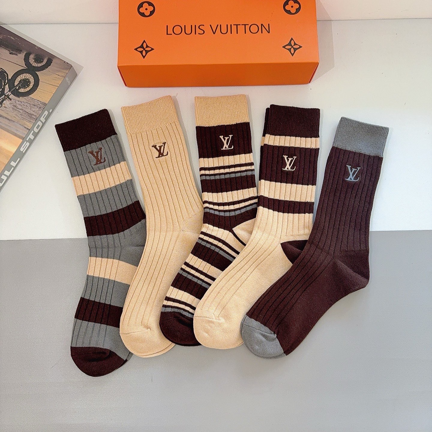 NO:718815,Comes with packaging [five pairs in one box] LV Louis Vuitton European and American big-name double-needle embroidered stockings, a must-have counter purchase for fashionistas, high-quality stockings, super versatile socks, stockings, socks, louis vuitton, louis vuitton, socks19860909配包装【一盒五双】 LV 路易威登 欧美大牌双针刺绣长筒袜潮人必不能少的专柜代购品质长筒袜子 ,超级百搭款袜子,丝袜,袜子,louis vuitton,louis vuitton,socks,accessory