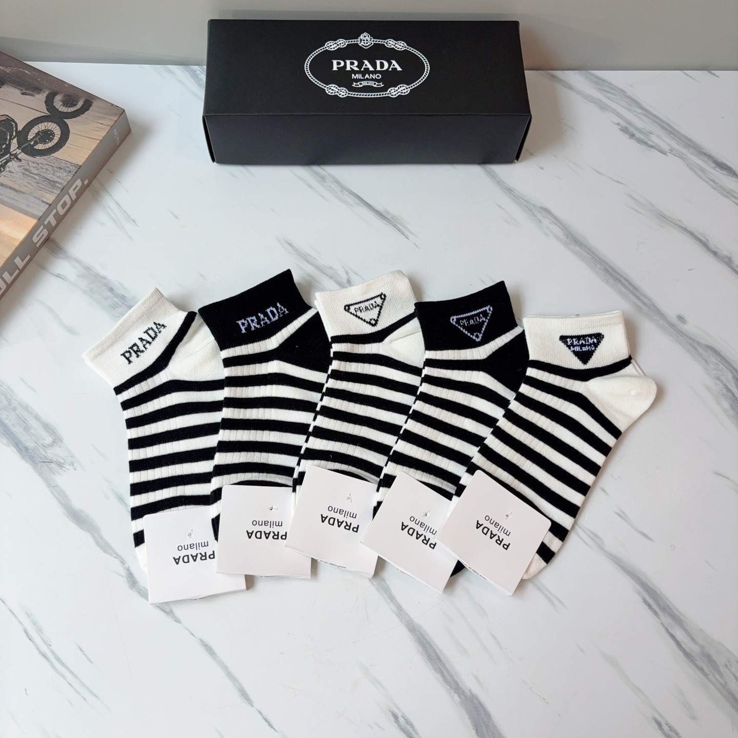 NO:718801,Comes with packaging (5 pairs in a box) PRADA New short socks, pure cotton fabric, classic triangle logo, personalized, fashionable and versatile, you deserve it Socks, stockings, socks, prada, prada, socks19860909配包装（一盒5双） PRADA 普拉达 新款短筒袜子,纯棉面料,经典三角标logo 个性时尚百搭款,你值得拥有哦袜子,丝袜,袜子,prada,prada,socks,accessory