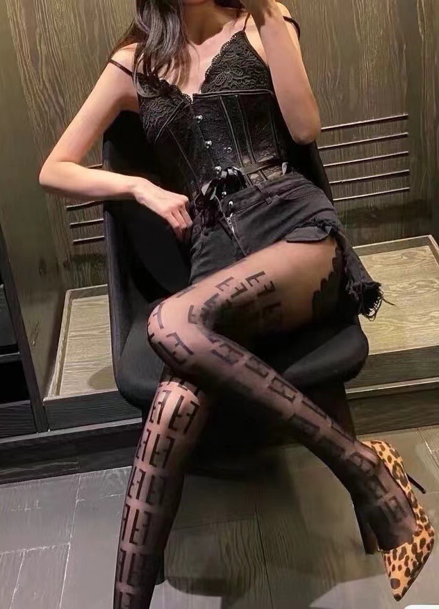 NO:718810,Comes with packaging [1 pair per box] FENDI Fendi classic flocked double F letter stockings, European and American big-name tights are made in a one-to-one higher version, you can see the craftsmanship!  A must-have item for fashionistas in autumn and winter!  socks, stockings, socks, fendi, fendi, socks19860909配包装【一盒1双】 FENDI 芬迪经典植绒双F字母丝袜 欧美大牌裤袜一比一高版本制作,可以看得到的工艺！潮人秋冬必备单品！袜子,丝袜,袜子,fendi,fendi,socks,accessory