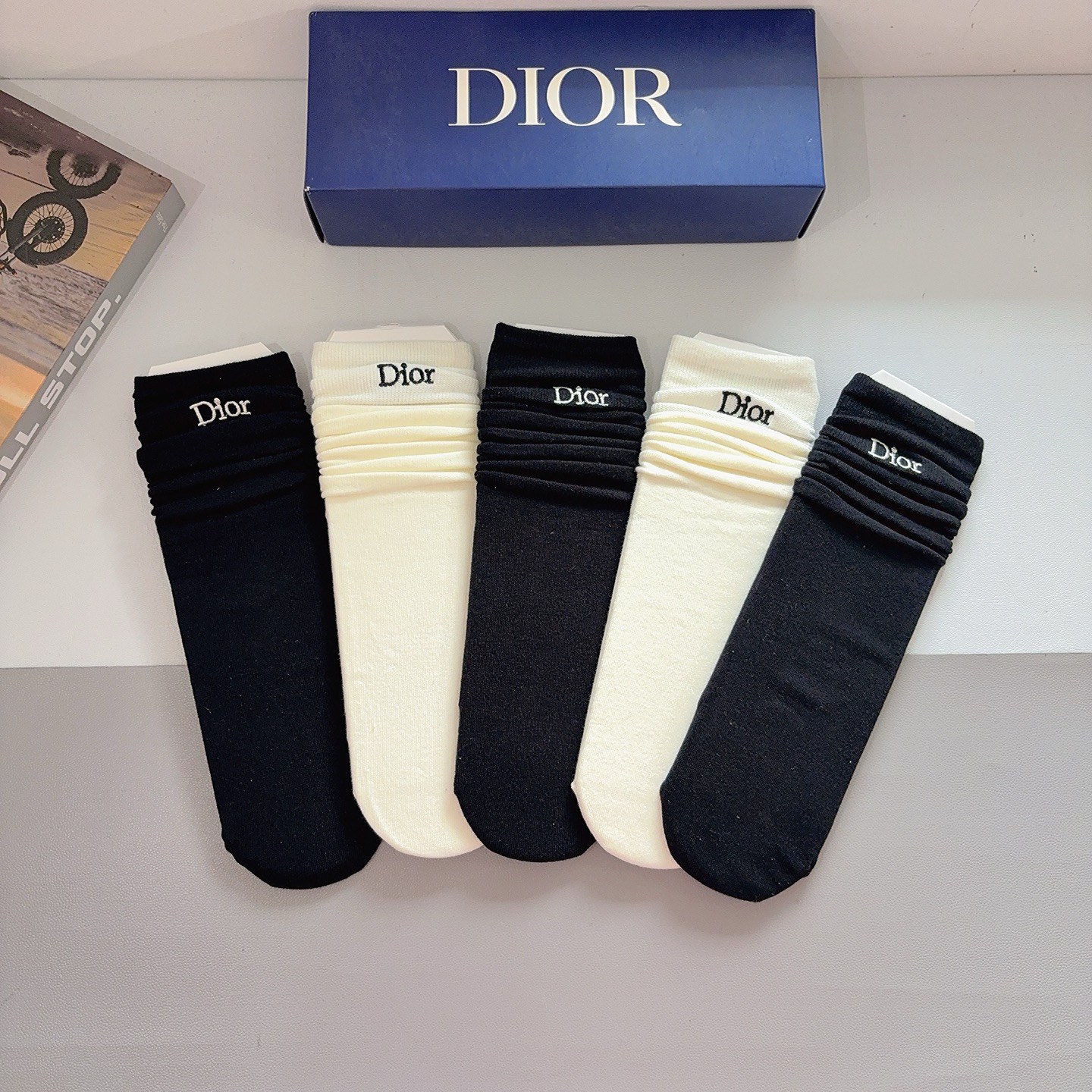 NO:718816,Comes with packaging (5 pairs in a box) Dior Dior high version embroidered calf straight socks, pure cotton fabric, a must-have for fashionistas. Classic stockings, personalized, fashionable and versatile, you deserve it. Super soft material, comfortable and breathable, fashionable and versatile. Socks, stockings, socks, dior, dior, socks19860909配包装（一盒5双） Dior 迪奥高版本刺绣小腿直板袜子 纯棉面料,潮人必备 经典长筒袜,个性时尚百搭款,你值得拥有哦超柔软材质,舒适透气,时尚百搭款 袜子,丝袜,袜子,dior,dior,socks,accessory