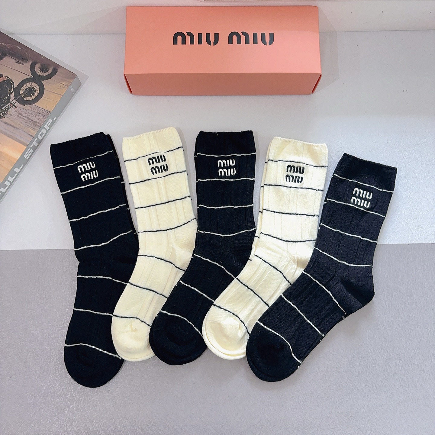 NO:718819,Comes with packaging [5 pairs in a box] miumiu (Miu Miu) high version embroidered cashmere stockings, a must-have for fashionistas, long stockings purchased at fashion counters, great for matching socks, stockings, socks, miumiu, socks19860909配包装【一盒5双】 miumiu（缪缪）高版本刺绣羊绒长筒袜子潮人必不可少的时尚专柜代购长筒袜子 ,超好搭配袜子,丝袜,袜子,miumiu,socks,accessory