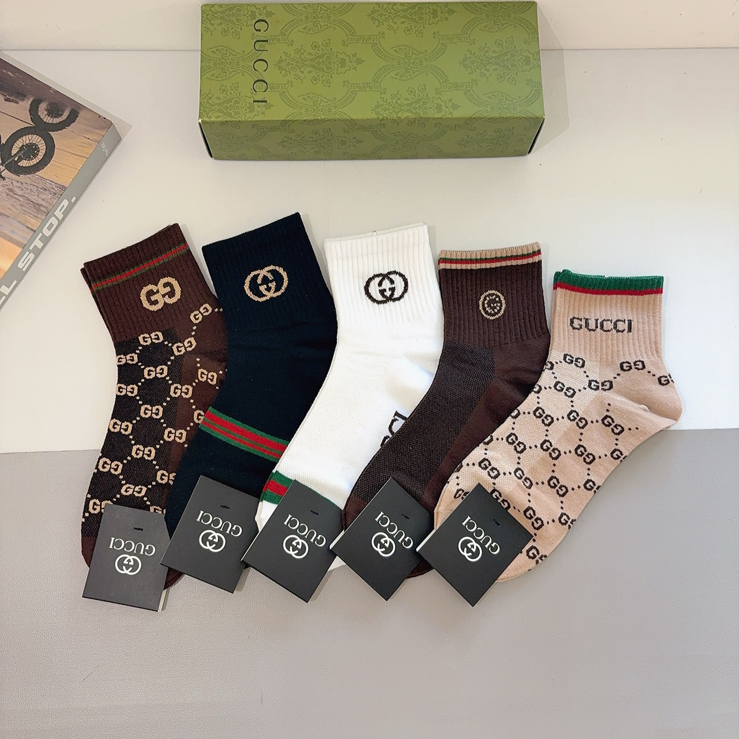 NO:718831,Comes with packaging (5 pairs in a box) Gucci Gucci new mid-calf socks, pure cotton fabric, a must-have for fashionistas, Gucci hot style, classic double G, personalized fashionable and versatile style, you deserve it Socks, stockings, socks, gucci, socks19860909配包装（一盒5双） Gucci 古奇 新款中筒袜子,纯棉面料,潮人必备 ,Gucci 爆款,经典双G,个性时尚百搭款,你值得拥有哦袜子,丝袜,袜子,gucci,socks,accessory