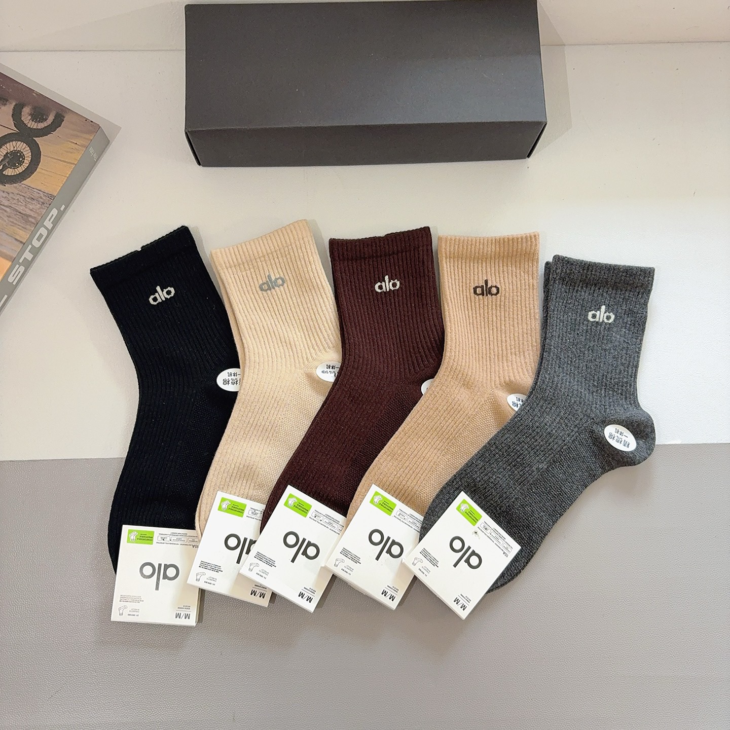 NO:718856,Comes with packaging (5 pairs in a box) alo high version new trendy brand double-needle mid-calf socks, pure cotton fabric, a must-have for fashionistas, personalized, fashionable and versatile, you deserve it Socks, stockings, socks, socks19860909配包装（一盒5双） alo高版本新款潮牌双针中筒袜子,纯棉面料,潮人必备 ,个性时尚百搭款,你值得拥有哦袜子,丝袜,袜子,socks,accessory