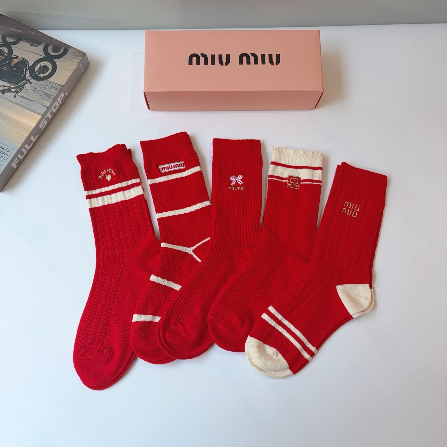 NO:718667,Comes with packaging [5 pairs in a box] miumiu (Miu Miu) high version cashmere embroidered stockings, a must-have fashion counter for purchasing stockings for hipsters, super good to match socks, stockings, socks, miumiu, socks19860909配包装【一盒5双】 miumiu（缪缪）高版本羊绒刺绣长筒袜子潮人必不可少的时尚专柜代购长筒袜子 ,超好搭配袜子,丝袜,袜子,miumiu,socks,accessory