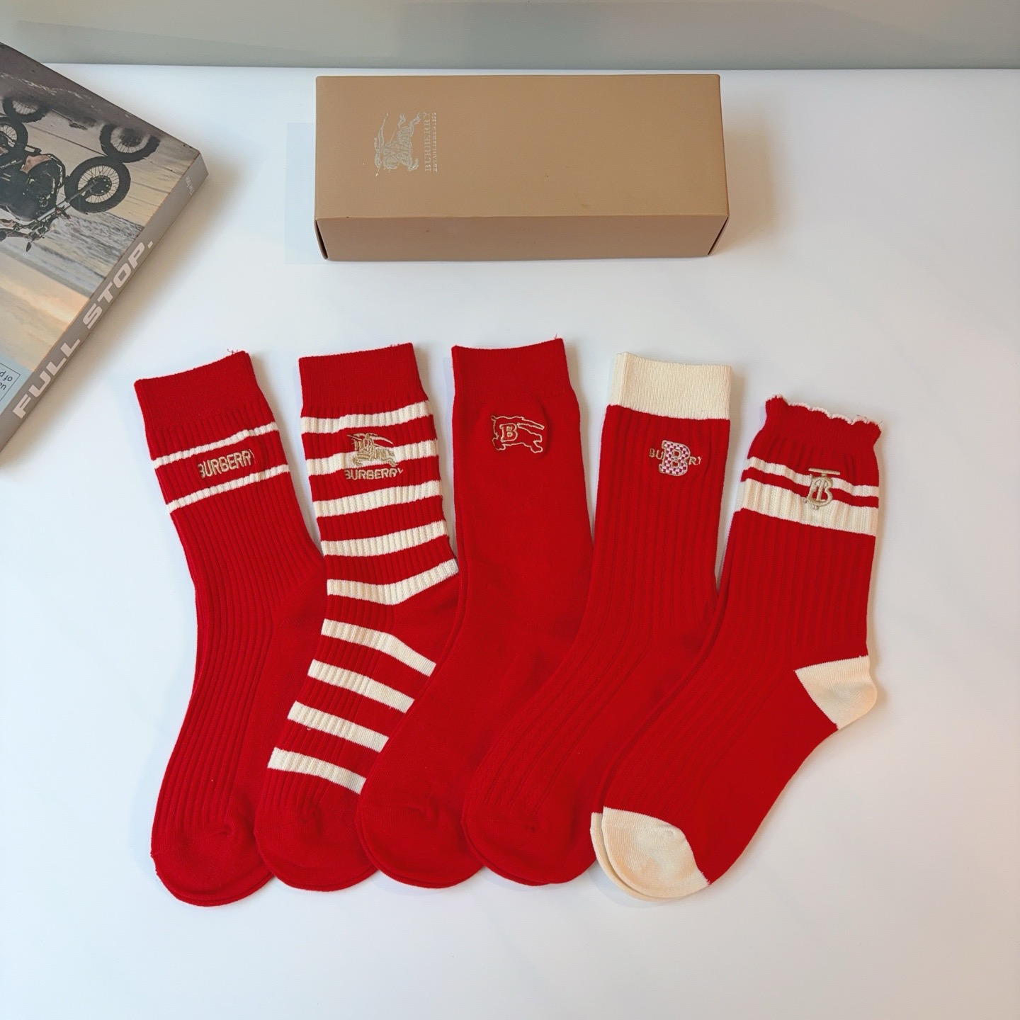 NO:718651,Comes with packaging (5 pairs in a box) BURBERRY Burberry's new embroidered long festive red socks, cashmere fabric, personalized, fashionable and versatile, you deserve it Socks, stockings, socks, burberry, burberry, socks19860909配包装（一盒5双） BURBERRY 巴宝莉新款刺绣长筒喜庆红色袜子 羊绒面料,个性时尚百搭款,你值得拥有哦袜子,丝袜,袜子,burberry,burberry,socks,accessory