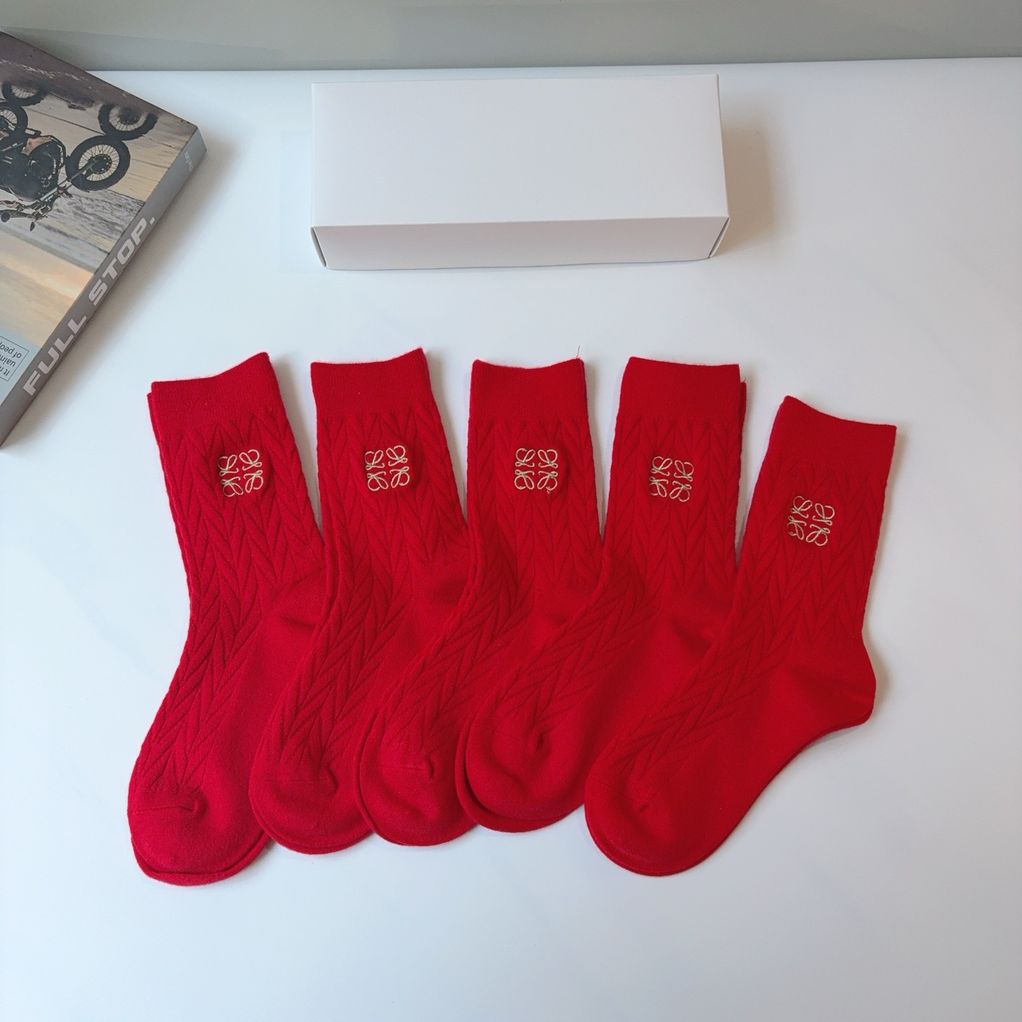 NO:718689,Comes with packaging (5 pairs in a box) Loewe's new embroidered long festive red socks, cashmere fabric, classic double C, personalized, fashionable and versatile, you deserve it Socks, stockings, socks, loewe, socks19860909配包装（一盒5双） 罗意威 新款刺绣长筒喜庆红色袜子 羊绒面料,经典双C 个性时尚百搭款,你值得拥有哦袜子,丝袜,袜子,loewe,socks,accessory