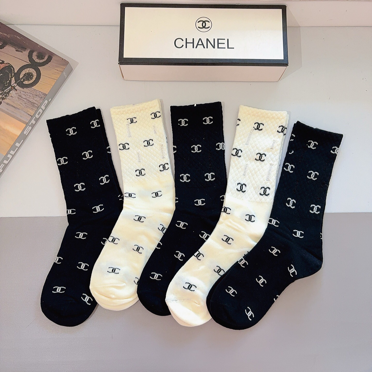 NO:718952,Comes with packaging (5 pairs in a box) CHANEL Chanel classic long socks made of pure cotton with soft material, classic double C pattern logo, counters synchronize socks with big brands, a must-have for fashionistas, super easy to match socks, stockings, socks, chanel, chanel, socks19860909配包装（一盒5双） CHANEL 香奈儿经典长筒袜子纯棉材质柔软,经典的双C图案logo,专柜同步袜子大牌出街,潮人必备,超好搭袜子,丝袜,袜子,chanel,chanel,socks,accessory