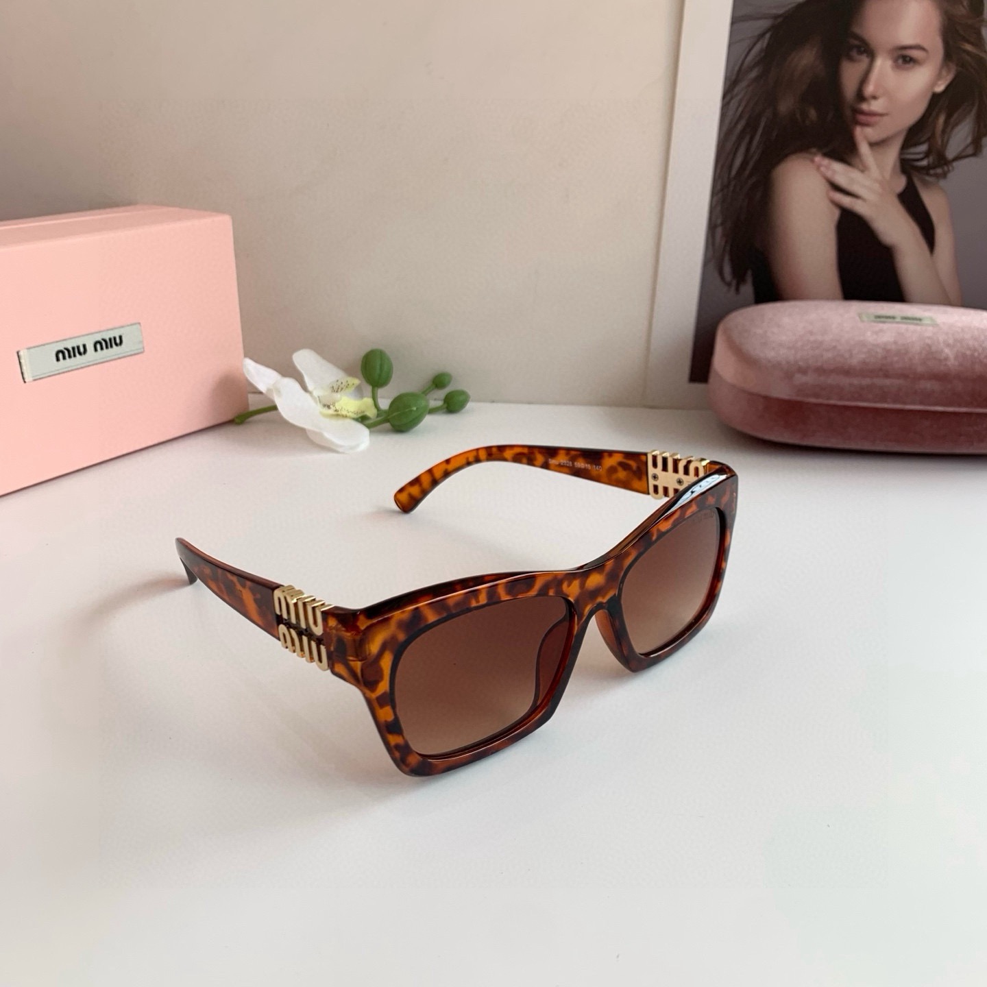 NO:951437,miumiu is a European and American brand of square-frame sunglasses for men and women, anti-UV sunglasses. How can beauties not have a pair of good-looking glasses? This style is really very good-looking. It is recommended by many Internet celebrities!  glasses, sunglasses, sunglasses, glasses, miumiu19860909miumiu缪缪 欧美大牌男女款方框太阳眼镜 防紫外线墨镜 美女们怎么可以没有一副好看的眼镜呢 这个款式真的特别好看 众多网红推荐款！眼镜墨镜太阳镜,眼镜,miumiu,glasses