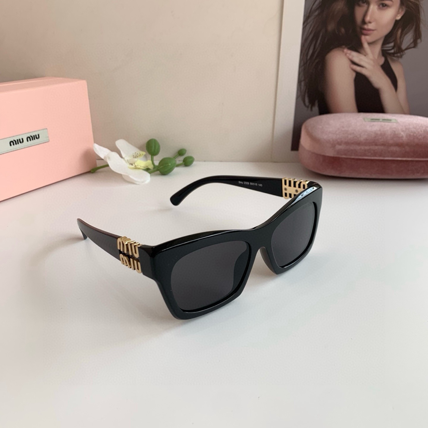 NO:765380,miumiu is a European and American brand of square-frame sunglasses for men and women, anti-UV sunglasses. How can beauties not have a pair of good-looking glasses? This style is really very good-looking. It is recommended by many Internet celebrities!  glasses, sunglasses, sunglasses, glasses, miumiu19860909miumiu缪缪 欧美大牌男女款方框太阳眼镜 防紫外线墨镜 美女们怎么可以没有一副好看的眼镜呢 这个款式真的特别好看 众多网红推荐款！眼镜墨镜太阳镜,眼镜,miumiu,glasses