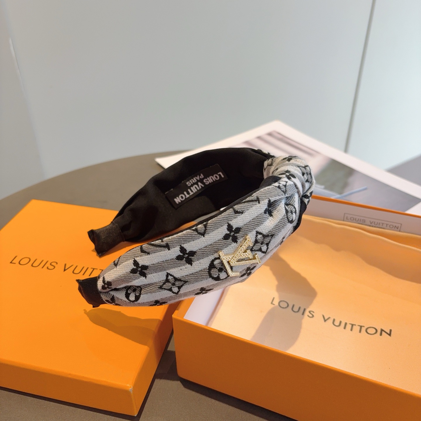 配包装LV 路易威登 新款中间结发箍，时尚百搭宽边头箍，专柜最新款来袭💕时尚百搭，女神必入 ！