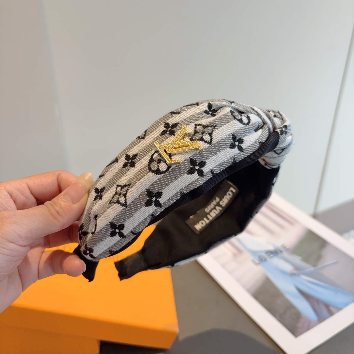 配包装LV 路易威登 新款中间结发箍，时尚百搭宽边头箍，专柜最新款来袭💕时尚百搭，女神必入 ！