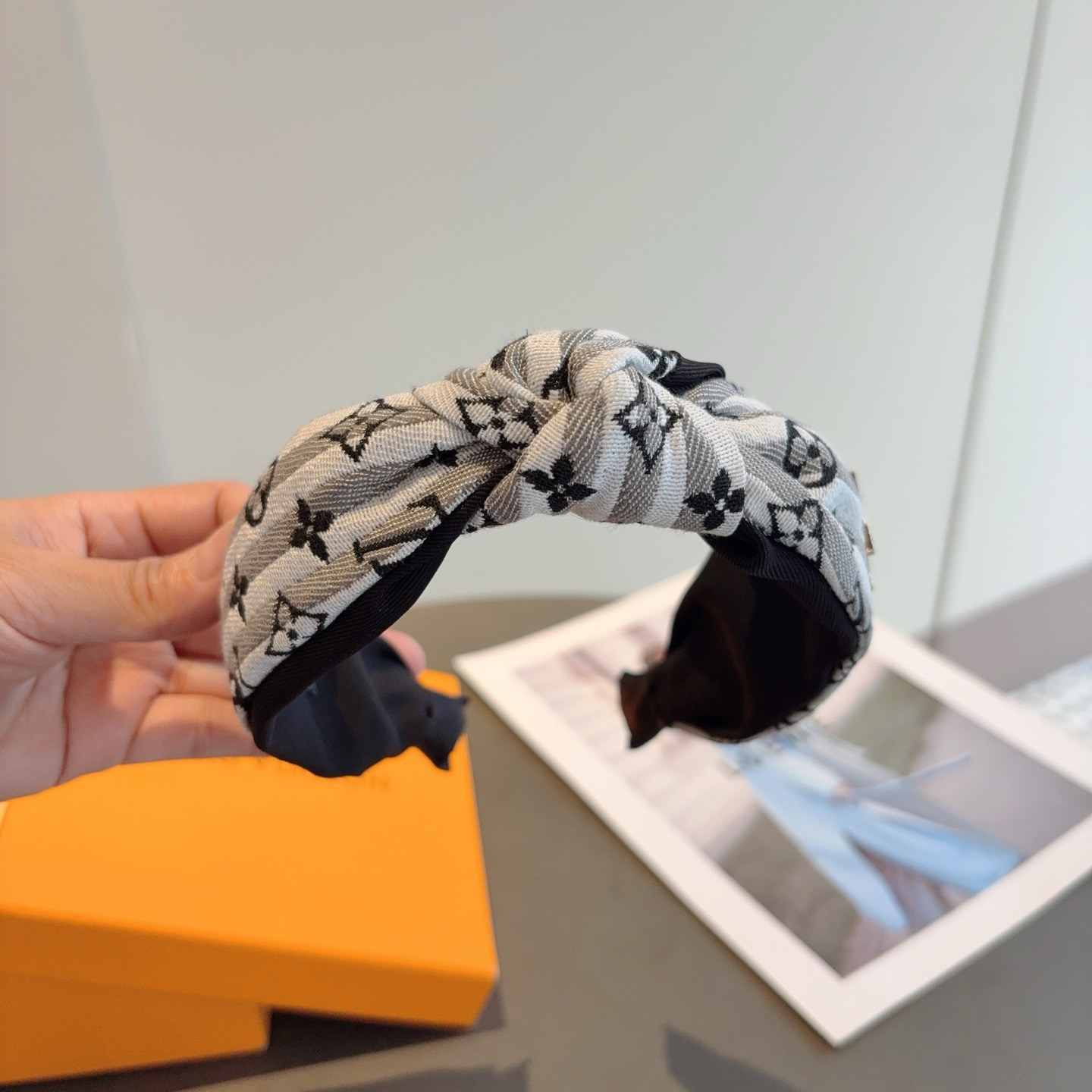 配包装LV 路易威登 新款中间结发箍，时尚百搭宽边头箍，专柜最新款来袭💕时尚百搭，女神必入 ！