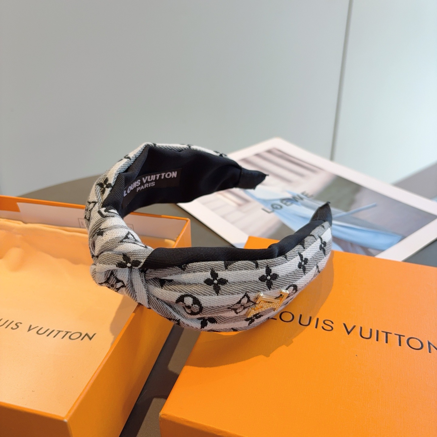 配包装LV 路易威登 新款中间结发箍，时尚百搭宽边头箍，专柜最新款来袭💕时尚百搭，女神必入 ！