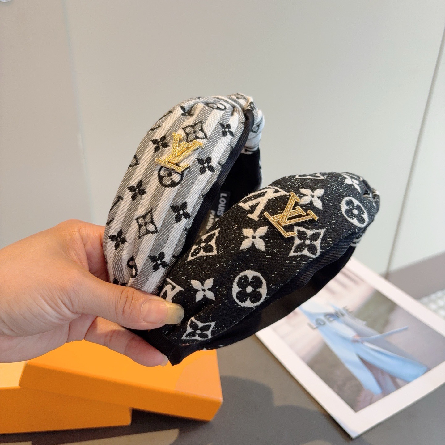 配包装LV 路易威登 新款中间结发箍，时尚百搭宽边头箍，专柜最新款来袭💕时尚百搭，女神必入 ！