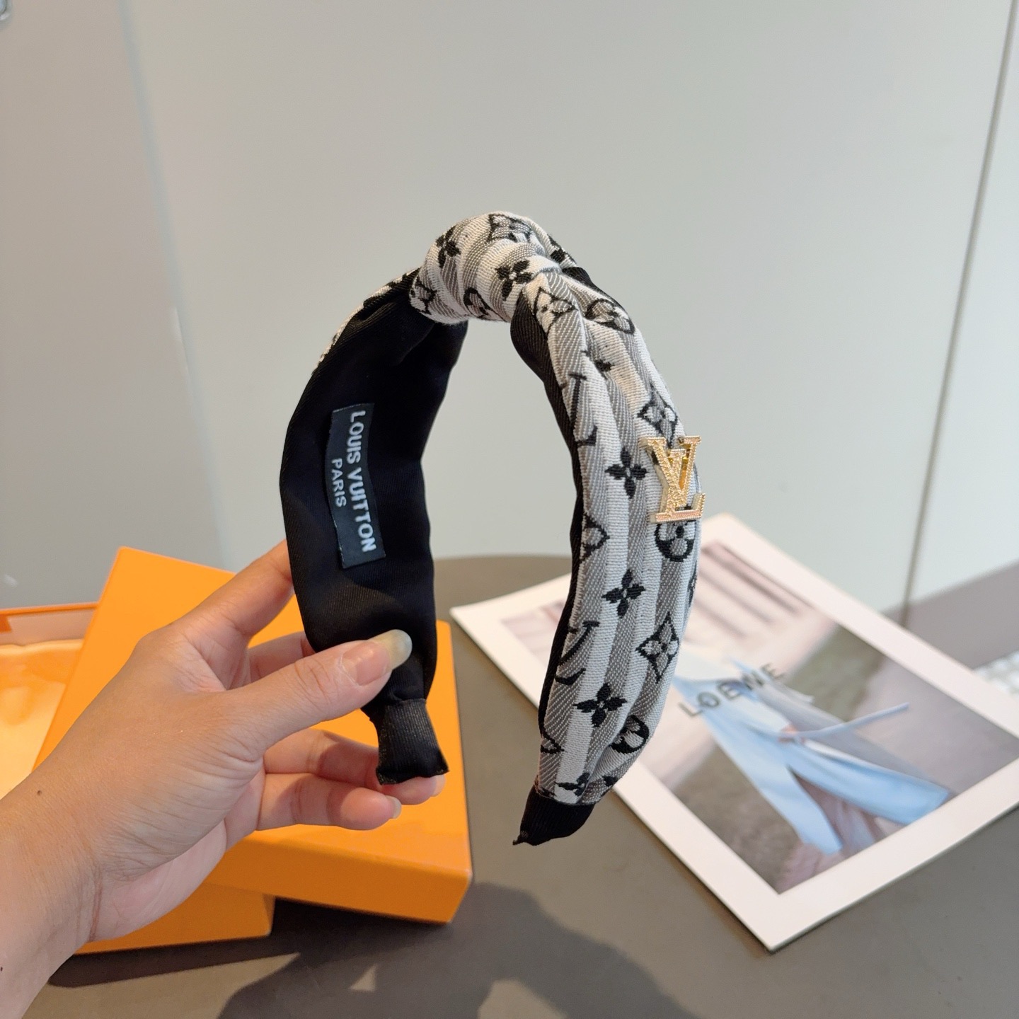 配包装LV 路易威登 新款中间结发箍，时尚百搭宽边头箍，专柜最新款来袭💕时尚百搭，女神必入 ！