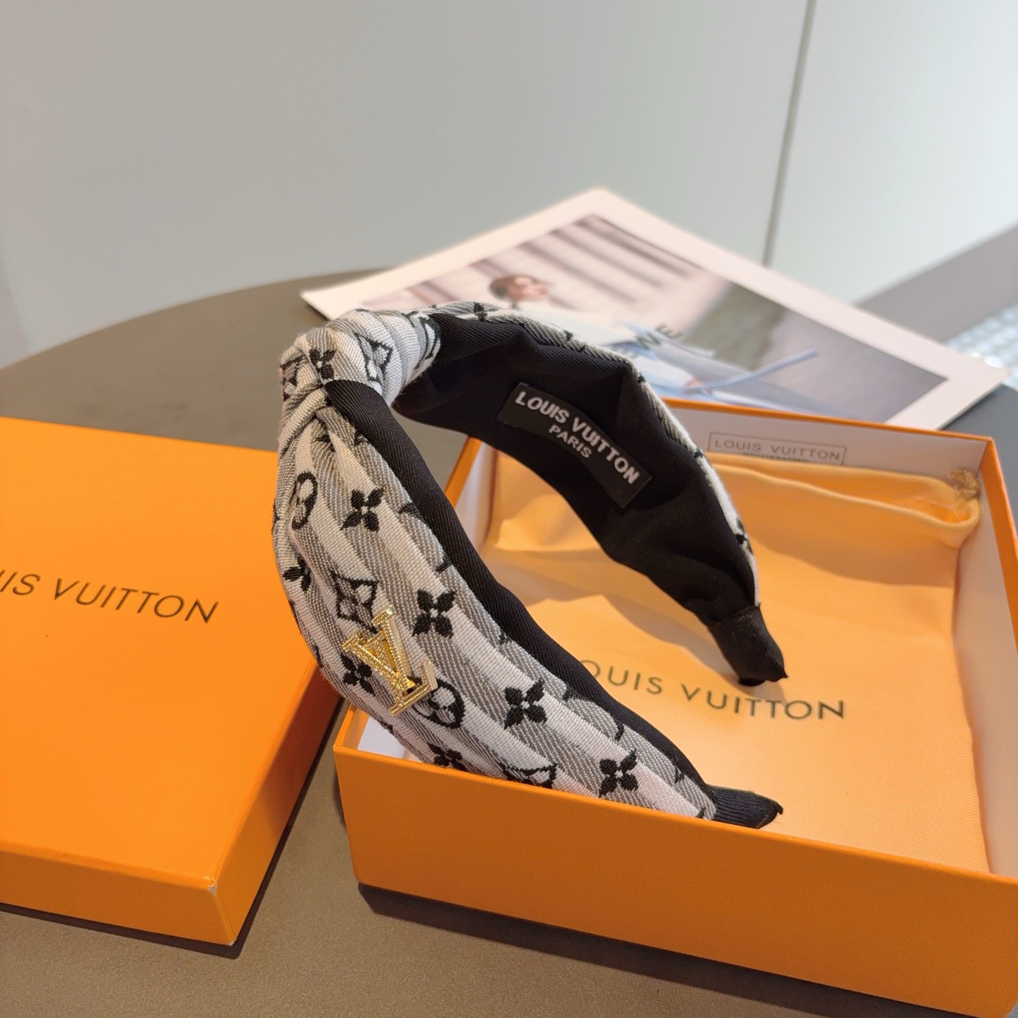 配包装LV 路易威登 新款中间结发箍，时尚百搭宽边头箍，专柜最新款来袭💕时尚百搭，女神必入 ！