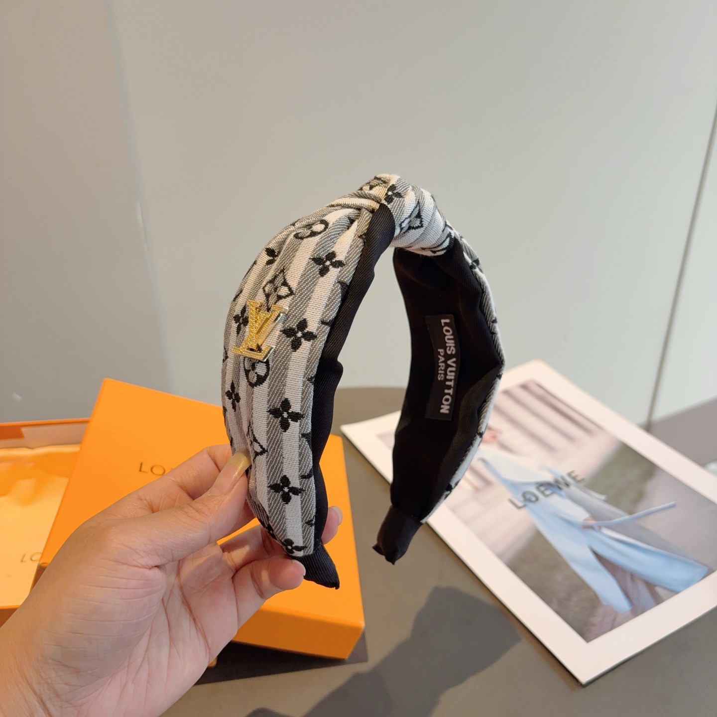 配包装LV 路易威登 新款中间结发箍，时尚百搭宽边头箍，专柜最新款来袭💕时尚百搭，女神必入 ！