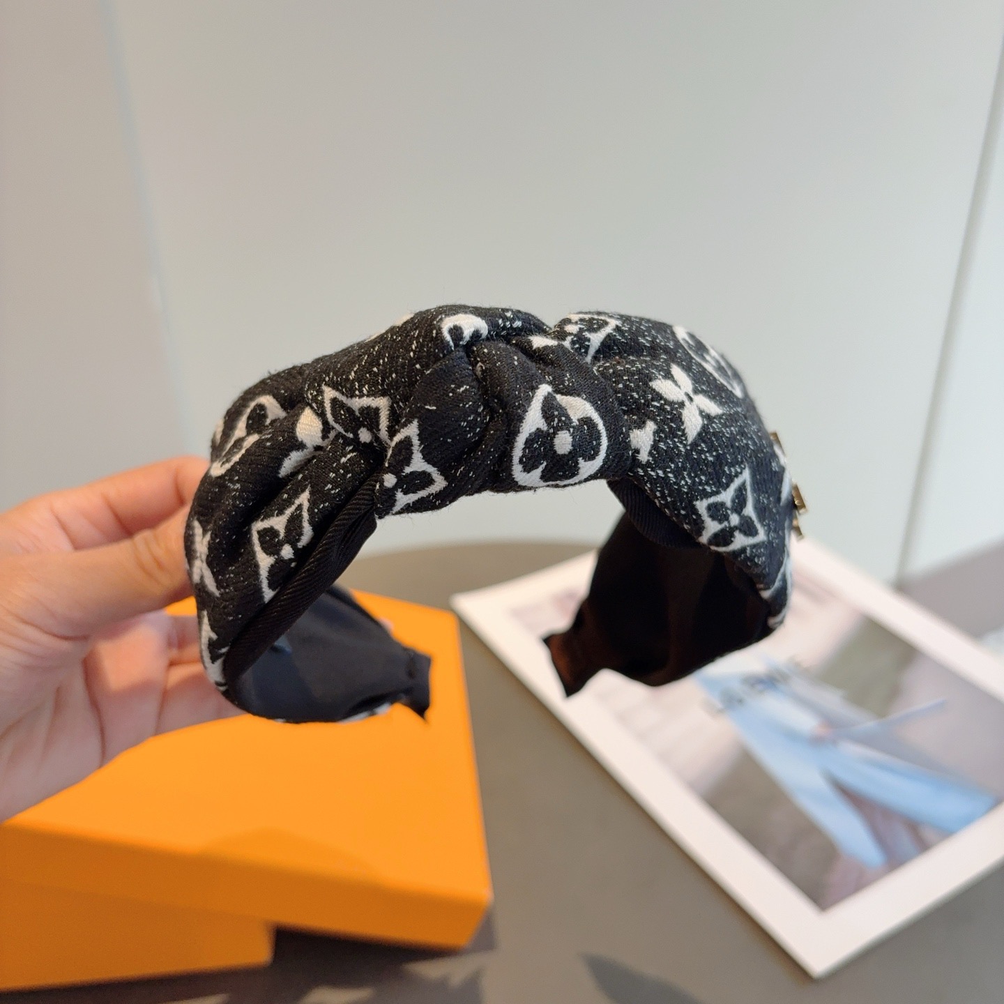 配包装LV 路易威登 新款中间结发箍，时尚百搭宽边头箍，专柜最新款来袭💕时尚百搭，女神必入 ！