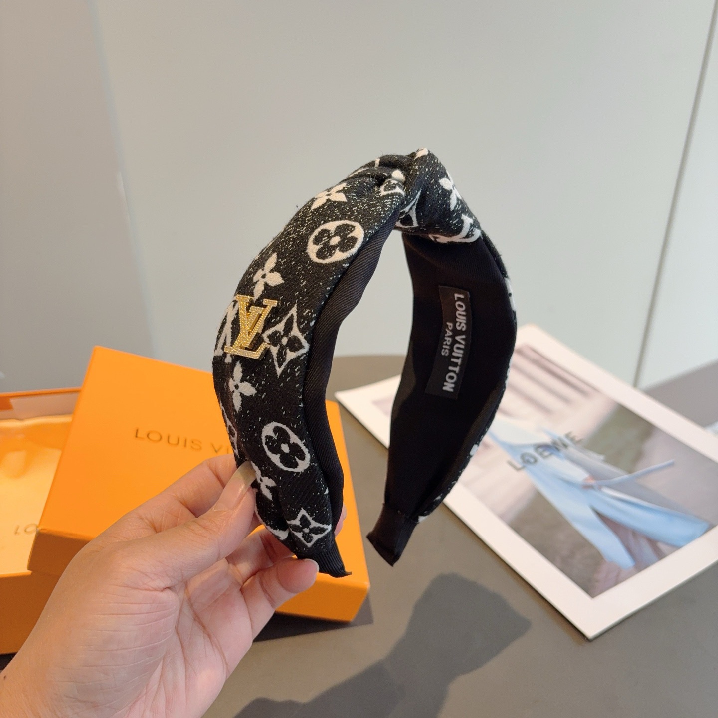 配包装LV 路易威登 新款中间结发箍，时尚百搭宽边头箍，专柜最新款来袭💕时尚百搭，女神必入 ！