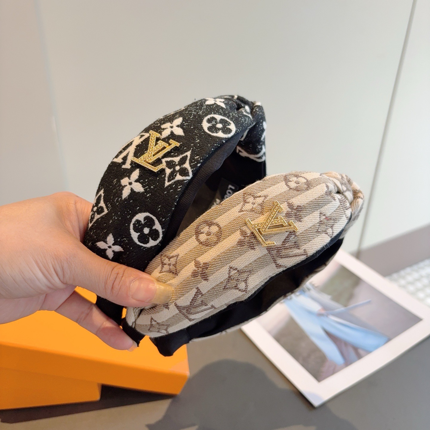 配包装LV 路易威登 新款中间结发箍，时尚百搭宽边头箍，专柜最新款来袭💕时尚百搭，女神必入 ！