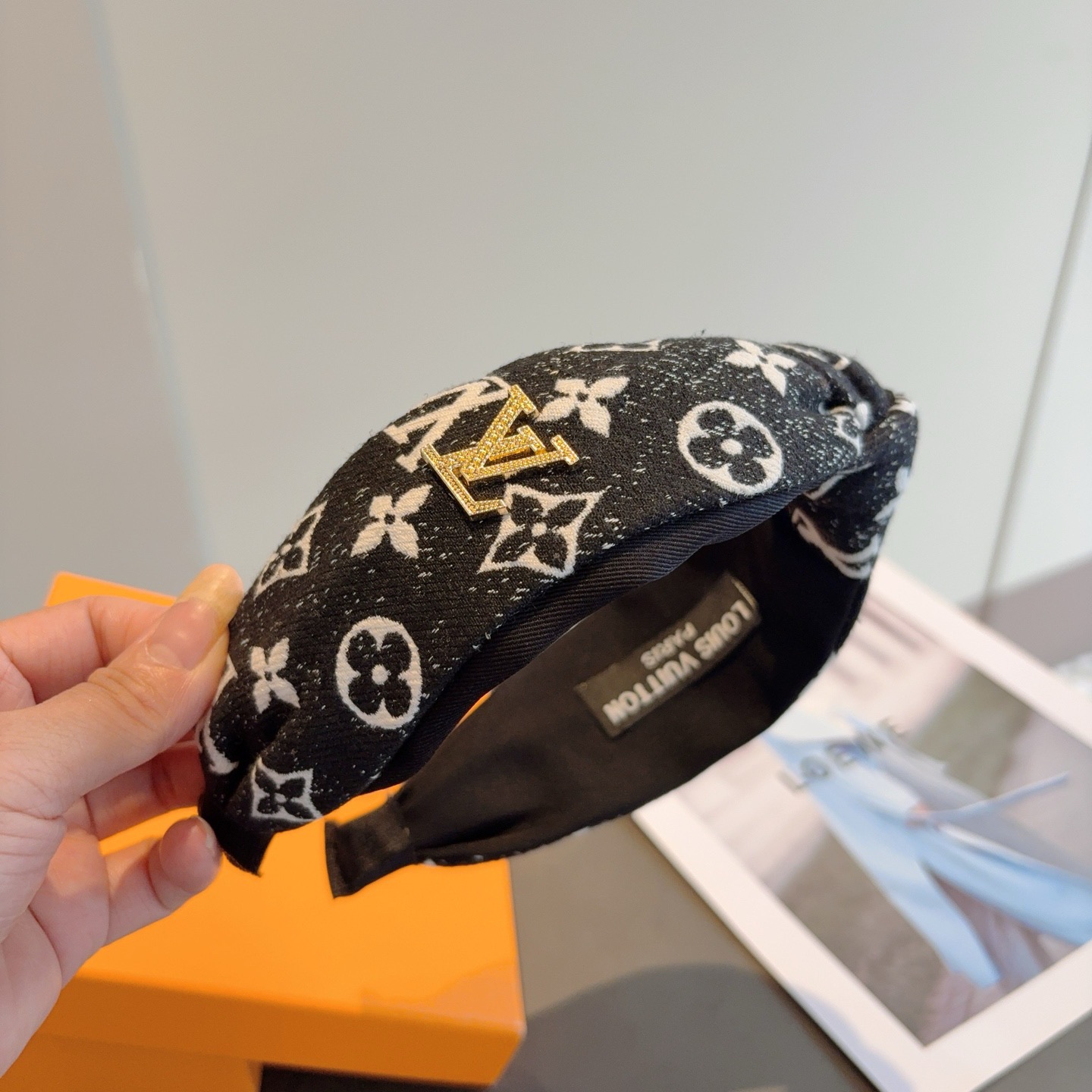 配包装LV 路易威登 新款中间结发箍，时尚百搭宽边头箍，专柜最新款来袭💕时尚百搭，女神必入 ！