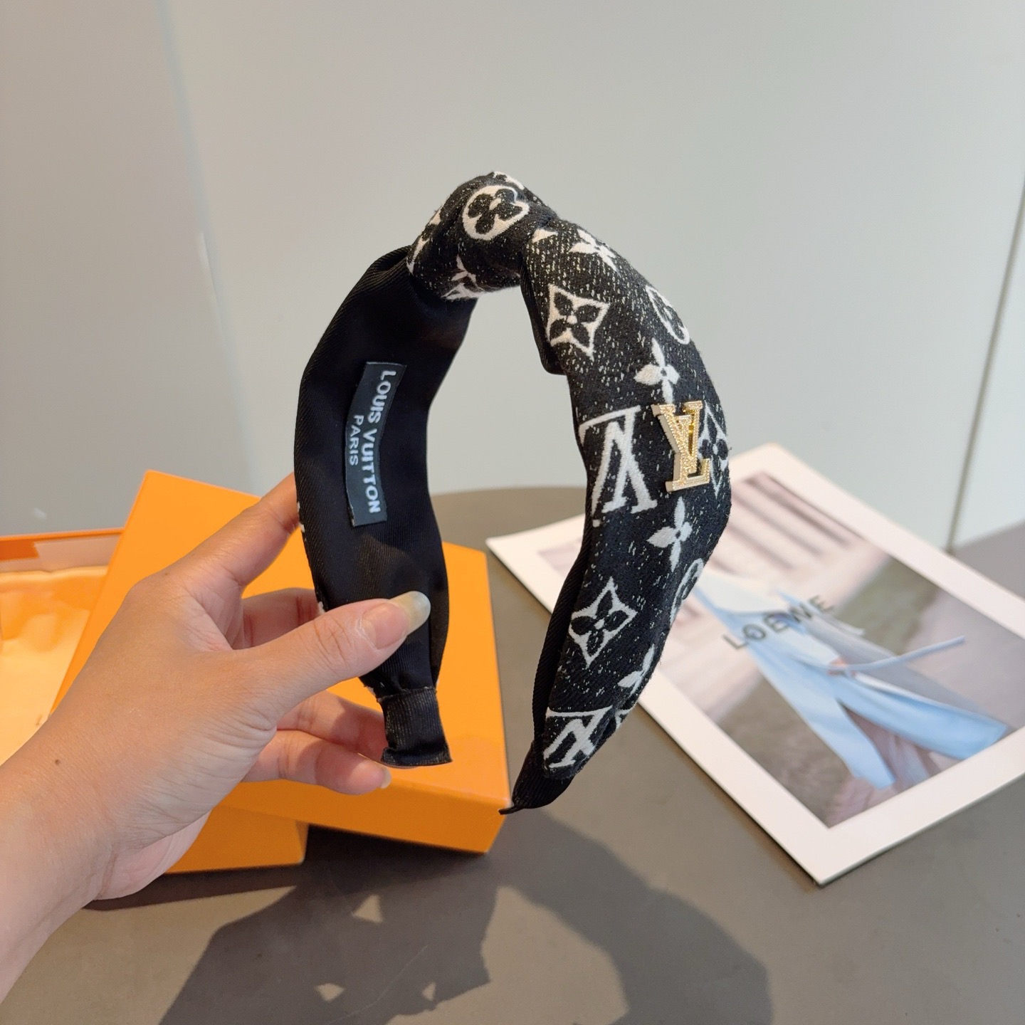 配包装LV 路易威登 新款中间结发箍，时尚百搭宽边头箍，专柜最新款来袭💕时尚百搭，女神必入 ！