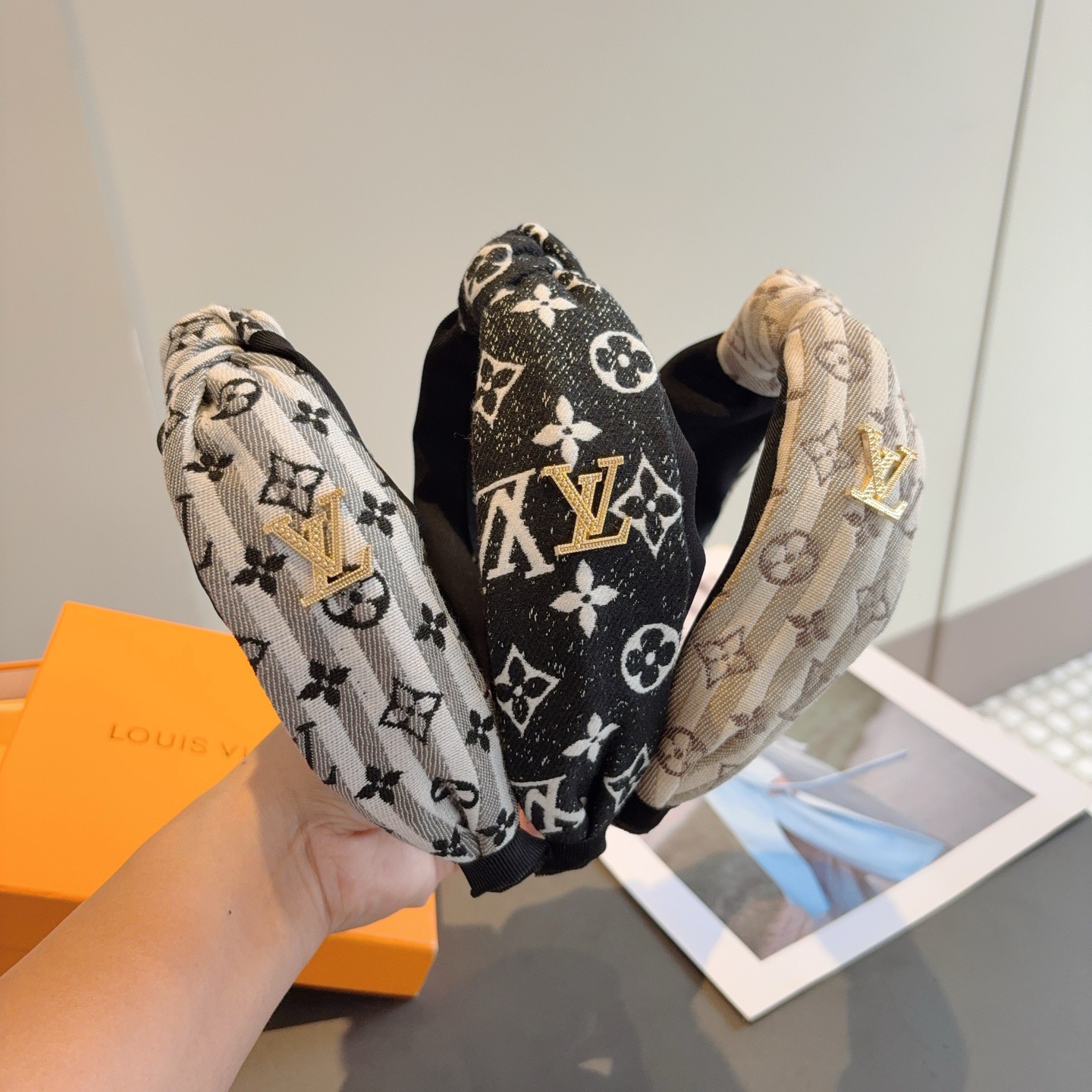 配包装LV 路易威登 新款中间结发箍，时尚百搭宽边头箍，专柜最新款来袭💕时尚百搭，女神必入 ！