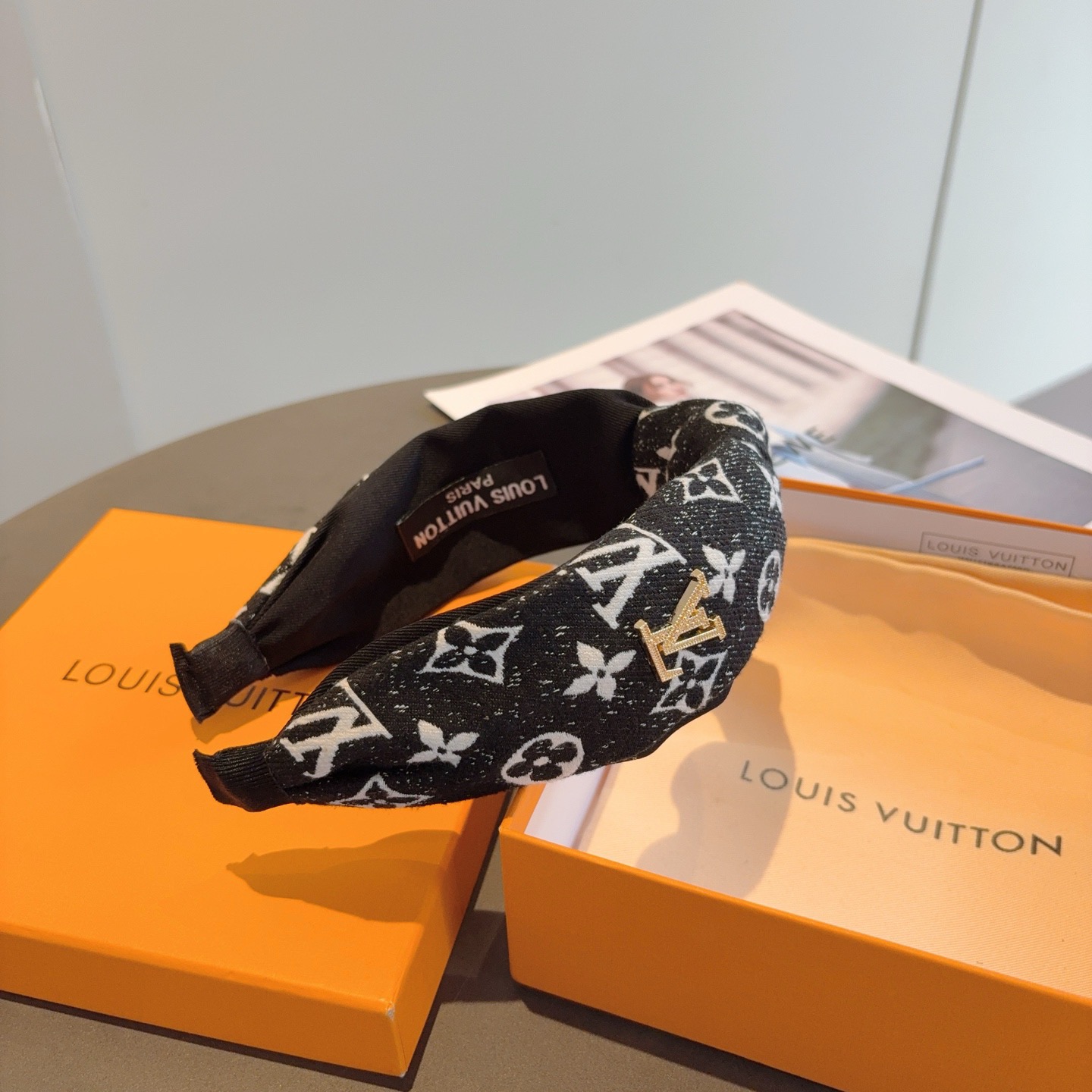 配包装LV 路易威登 新款中间结发箍，时尚百搭宽边头箍，专柜最新款来袭💕时尚百搭，女神必入 ！