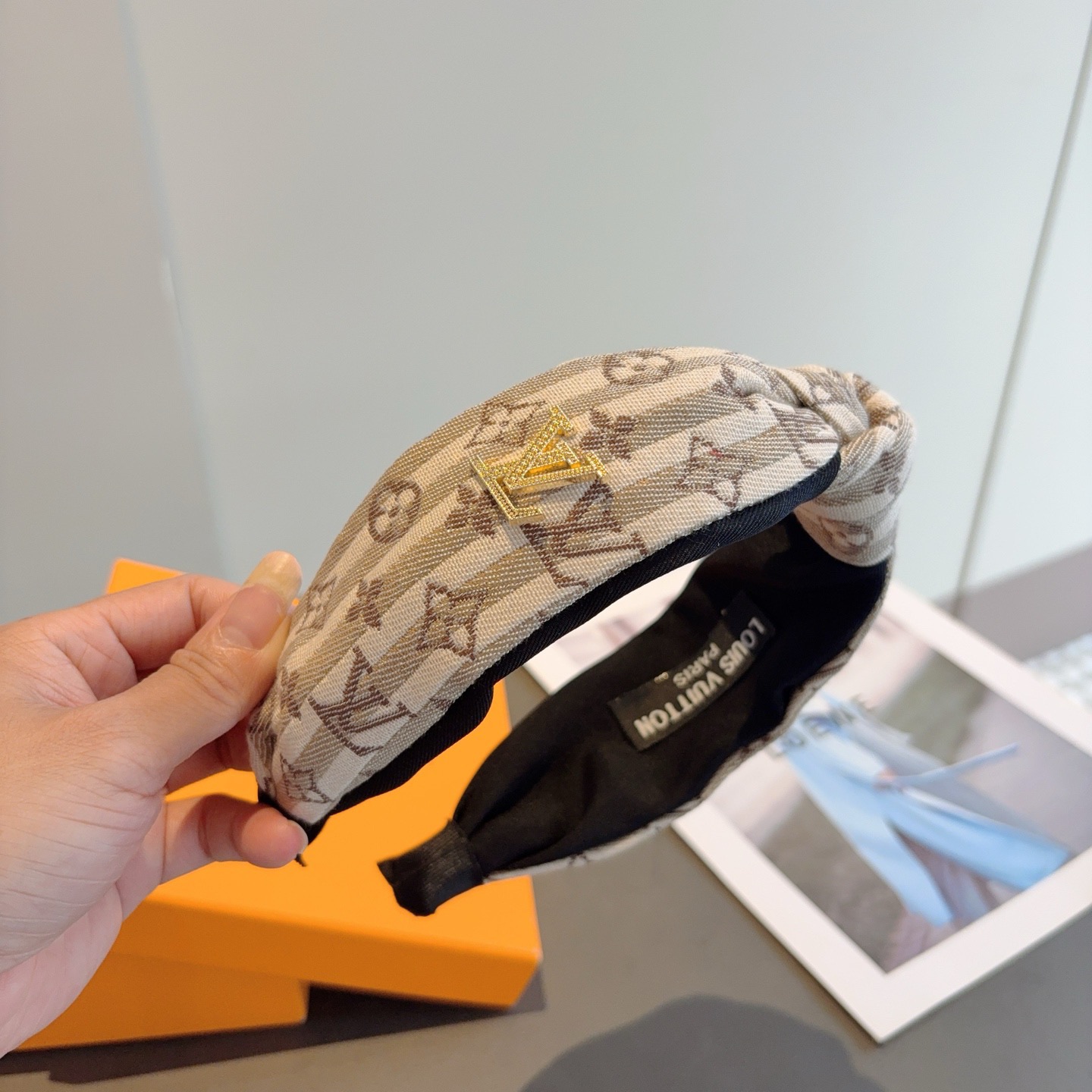 配包装LV 路易威登 新款中间结发箍，时尚百搭宽边头箍，专柜最新款来袭💕时尚百搭，女神必入 ！