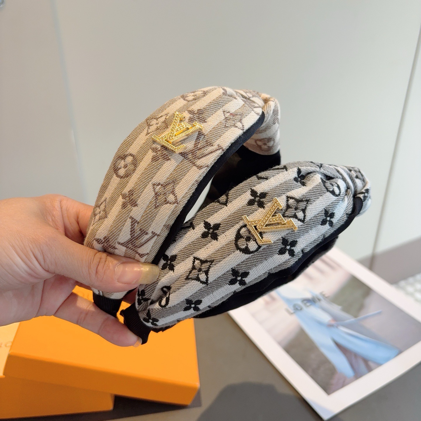 配包装LV 路易威登 新款中间结发箍，时尚百搭宽边头箍，专柜最新款来袭💕时尚百搭，女神必入 ！